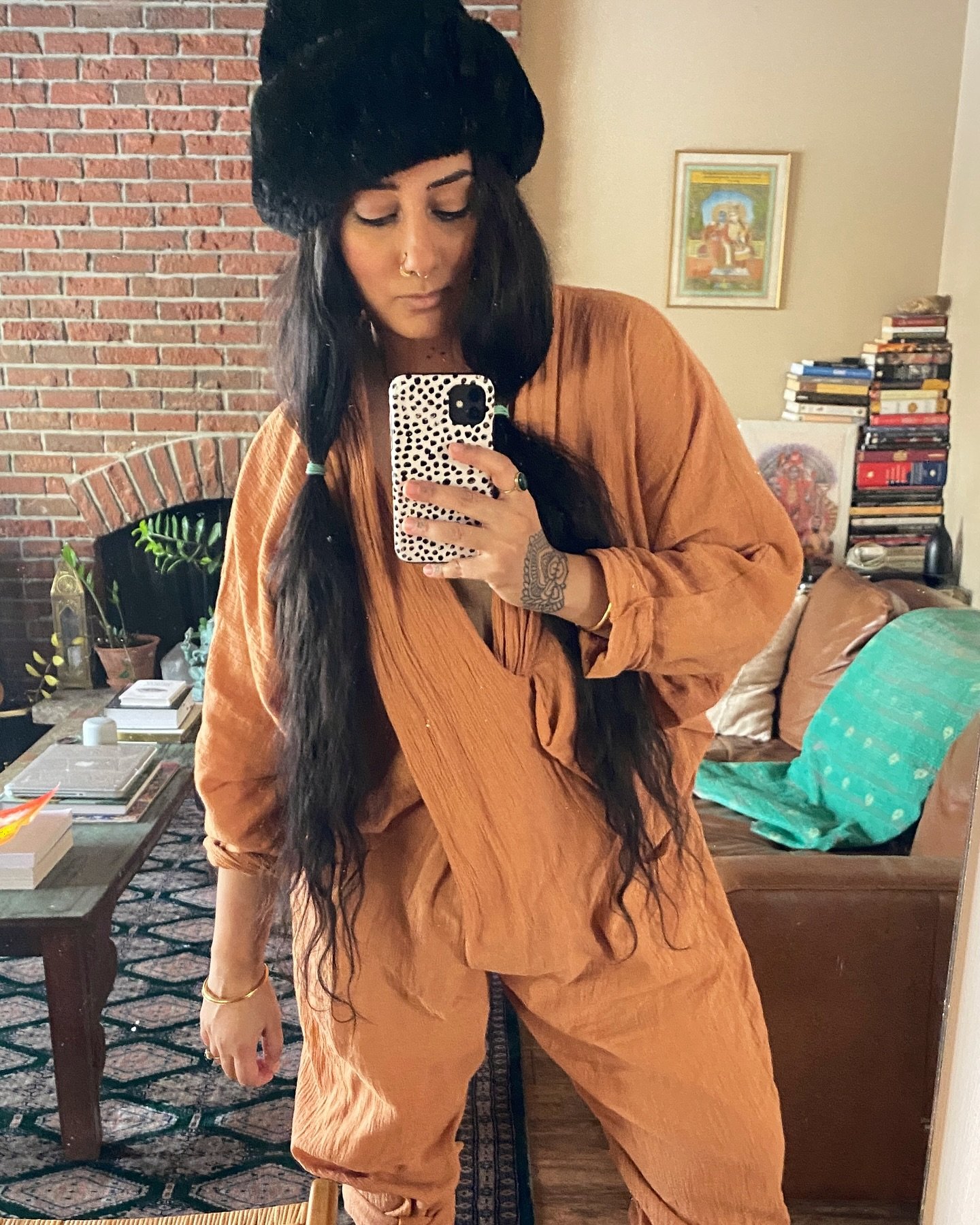 feeling like maybe, just maybe, it might be time to tuck away the wools and furs.. and possibly clean my mirror while i&rsquo;m at it 😅🌷 #springisthatyou