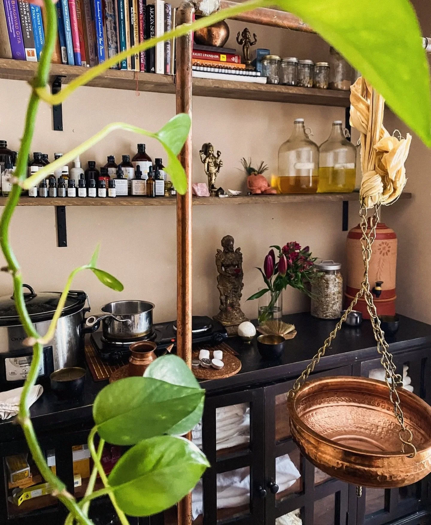 most women don&rsquo;t realize how dysregulated their nervous system is&hellip; until they experience ayurvedic oil therapy.

warm herbal oils.
slow rhythmic touch.
medicines prepared from plants that have been used for thousands of years.
and ancien