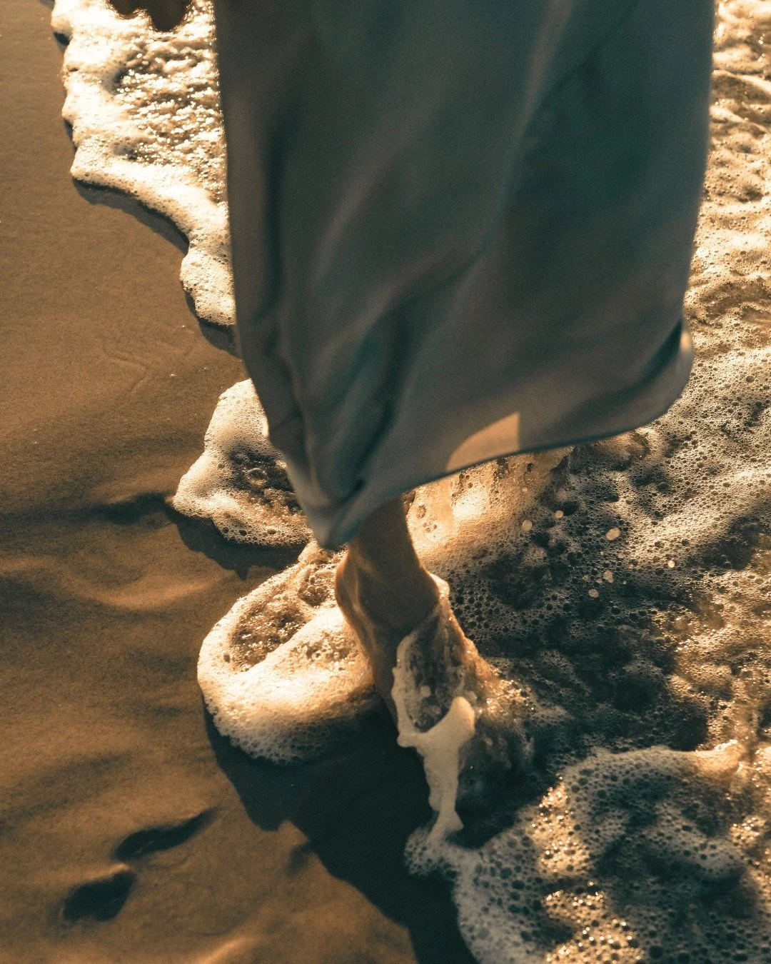 I noticed something.⁣
⁣
This week I realised my creative attention had quietly become occupied by irritation.⁣
⁣
I kept returning to it.⁣
⁣
Checking it.⁣
⁣
Thinking about it.⁣
⁣
Replaying it.⁣
⁣
Then I put a boundary in place.⁣
⁣
And something unexpe