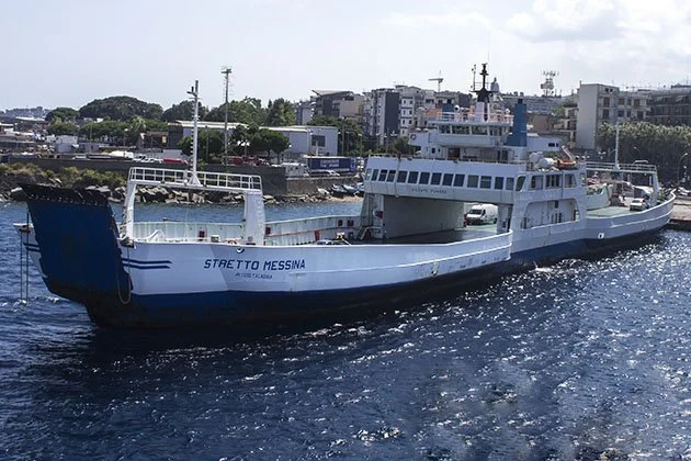 ATTRAVERSIAMO LO STRETTO DI MESSINA