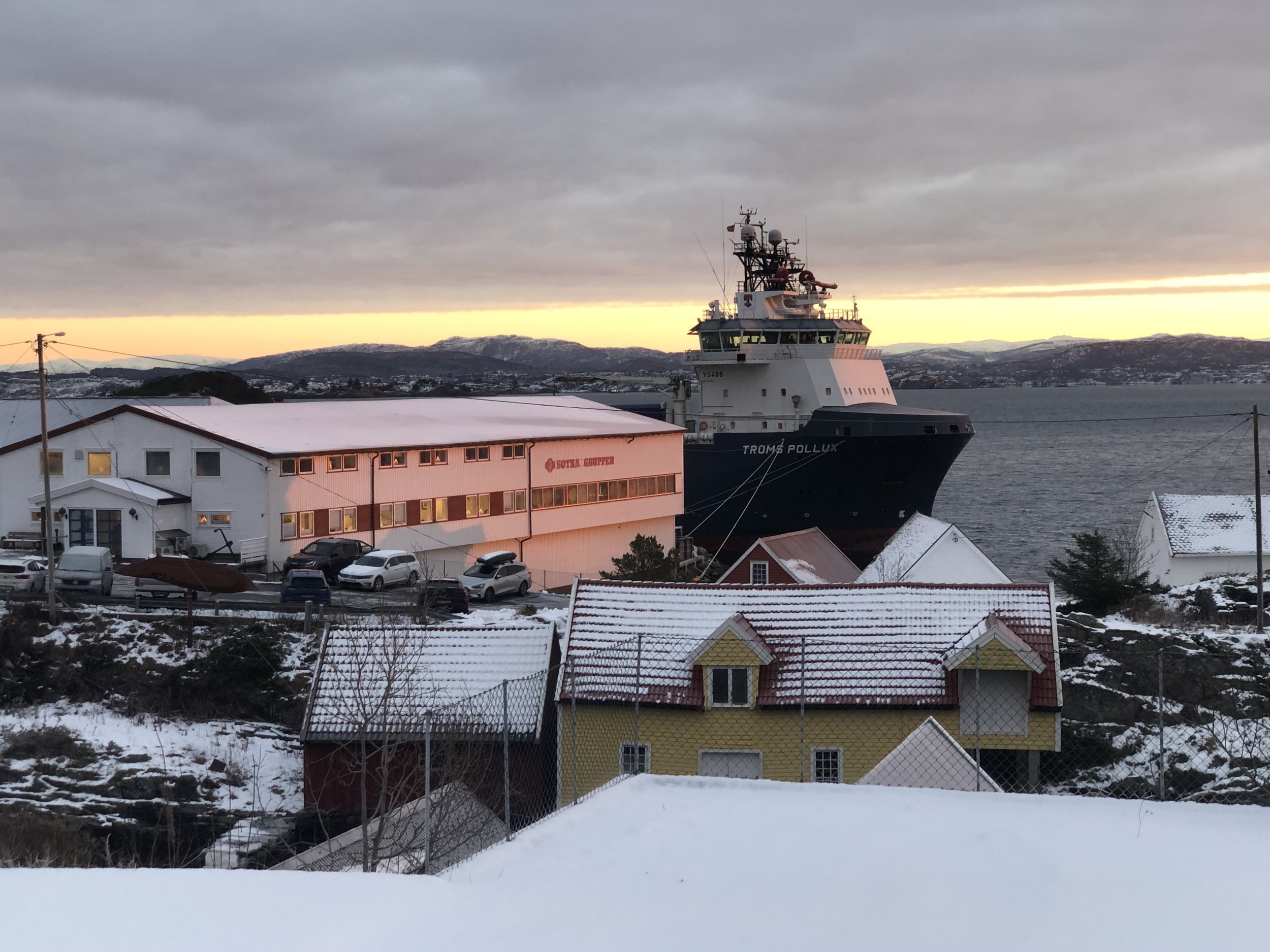  Troms Pollux på kaien til Sotra Gruppen (SOCON) klar for motoroverhaling av AMS og skrogarbeid som blir utført av SOCON.  