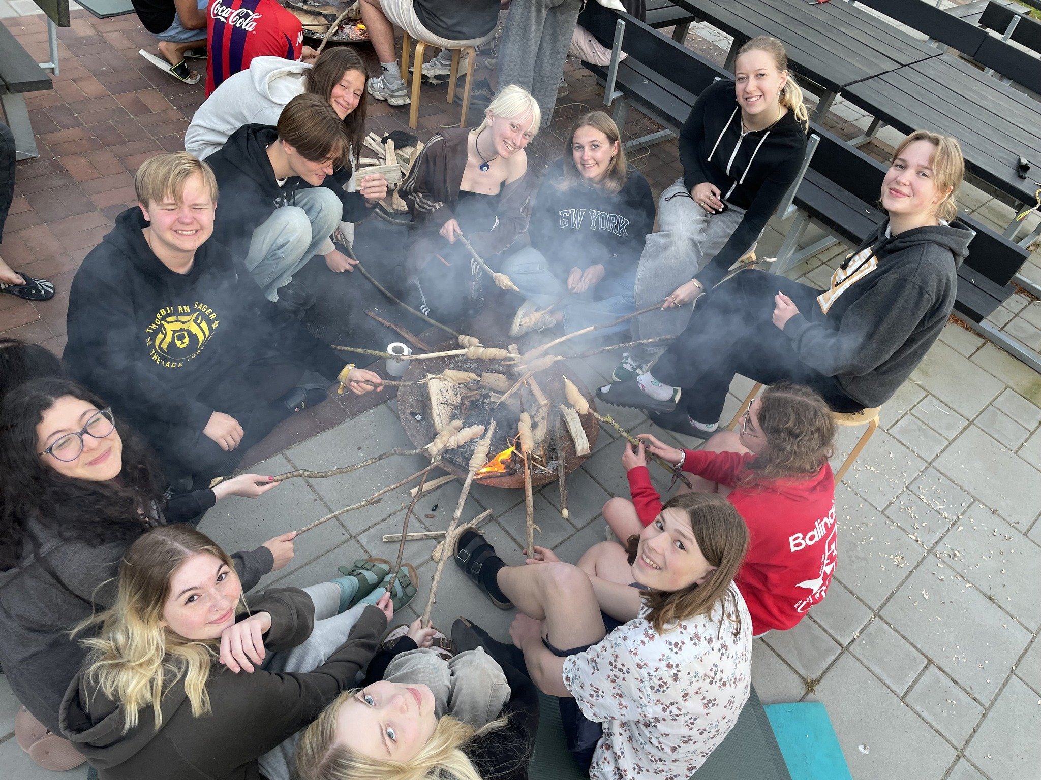 Some of our international students have never made &quot;snobr&oslash;d&quot; before - can you
believe it?! 🔥🥖 And what is &quot;snobr&oslash;d&quot; called in english anyway? 🤔 #snobr&oslash;d #curlybread