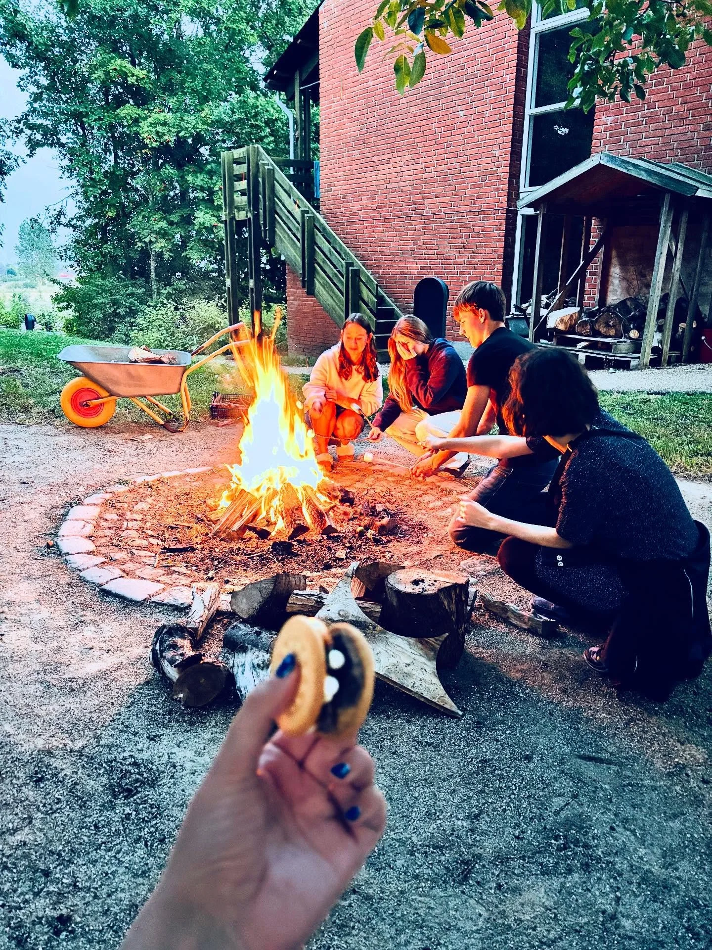 Here at EUH we love bonfire nights 🔥
.
.
.
.
&hellip; and after days of rain &ldquo;it always clears out&rdquo; 🌧️🌦️🌤️

Last night we made s&rsquo;mores and snobr&oslash;d: was it the last time for this season? 
#h&oslash;jskoleliv #h&oslash;jsko