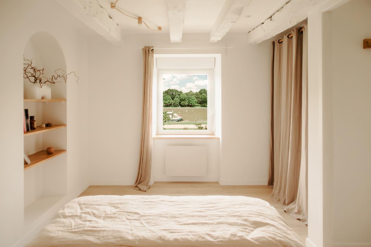 Chambre baign&eacute;e de lumi&egrave;re naturelle, offrant une vue apaisante sur le canal 🌿. Des tons neutres et des mat&eacute;riaux naturels pour cr&eacute;er une atmosph&egrave;re sereine et accueillante. Parfait pour se d&eacute;tendre et se re