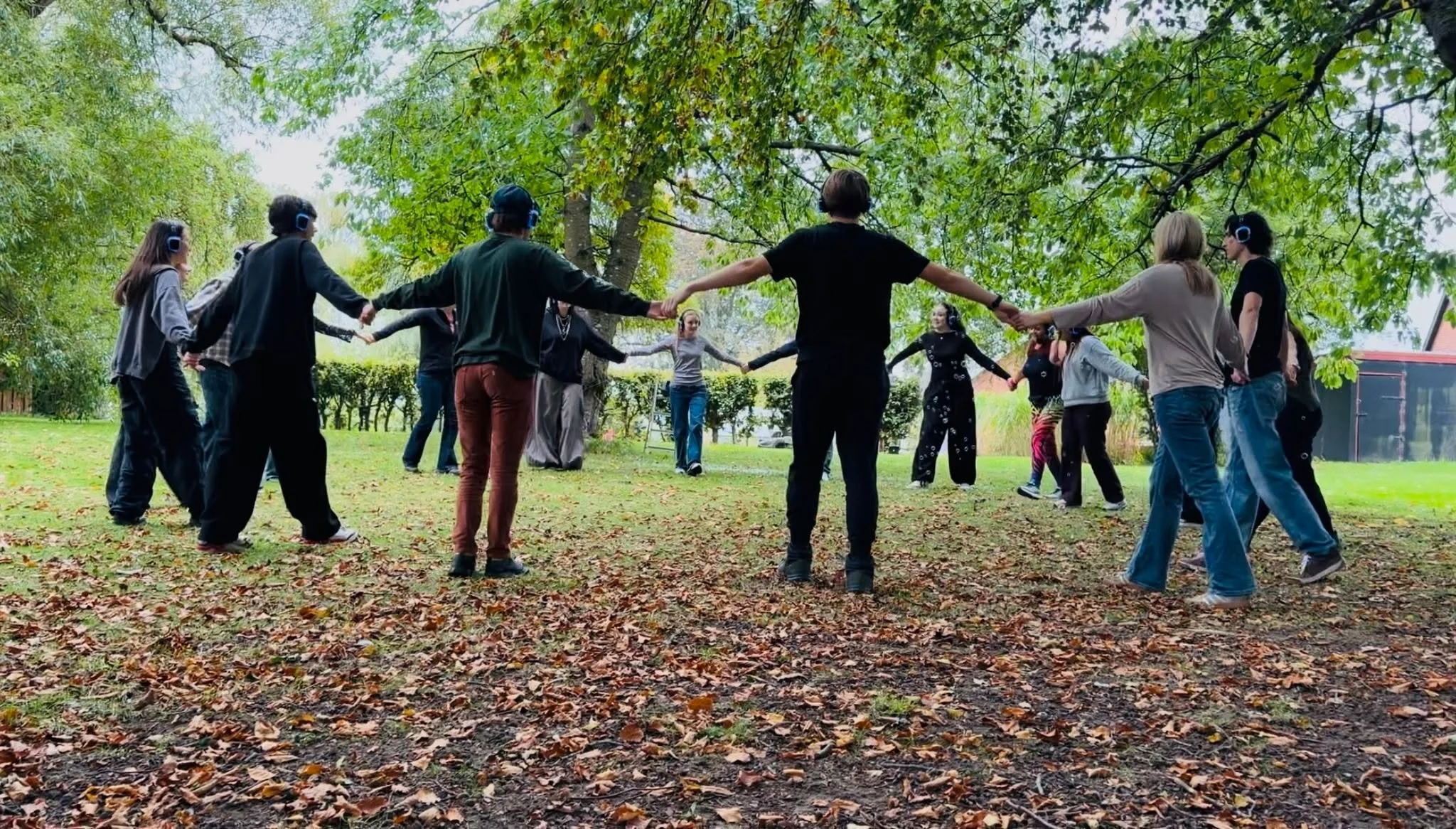 Yesterday, we received the radiant @groovemedrikke to guide us through a fun, sweaty and suprisingly relaxing silent dance session in nature 🌱🌳
No chorepgraphy, no one watching, no pressure to dance right. Just headphones on, music playing, bubbles