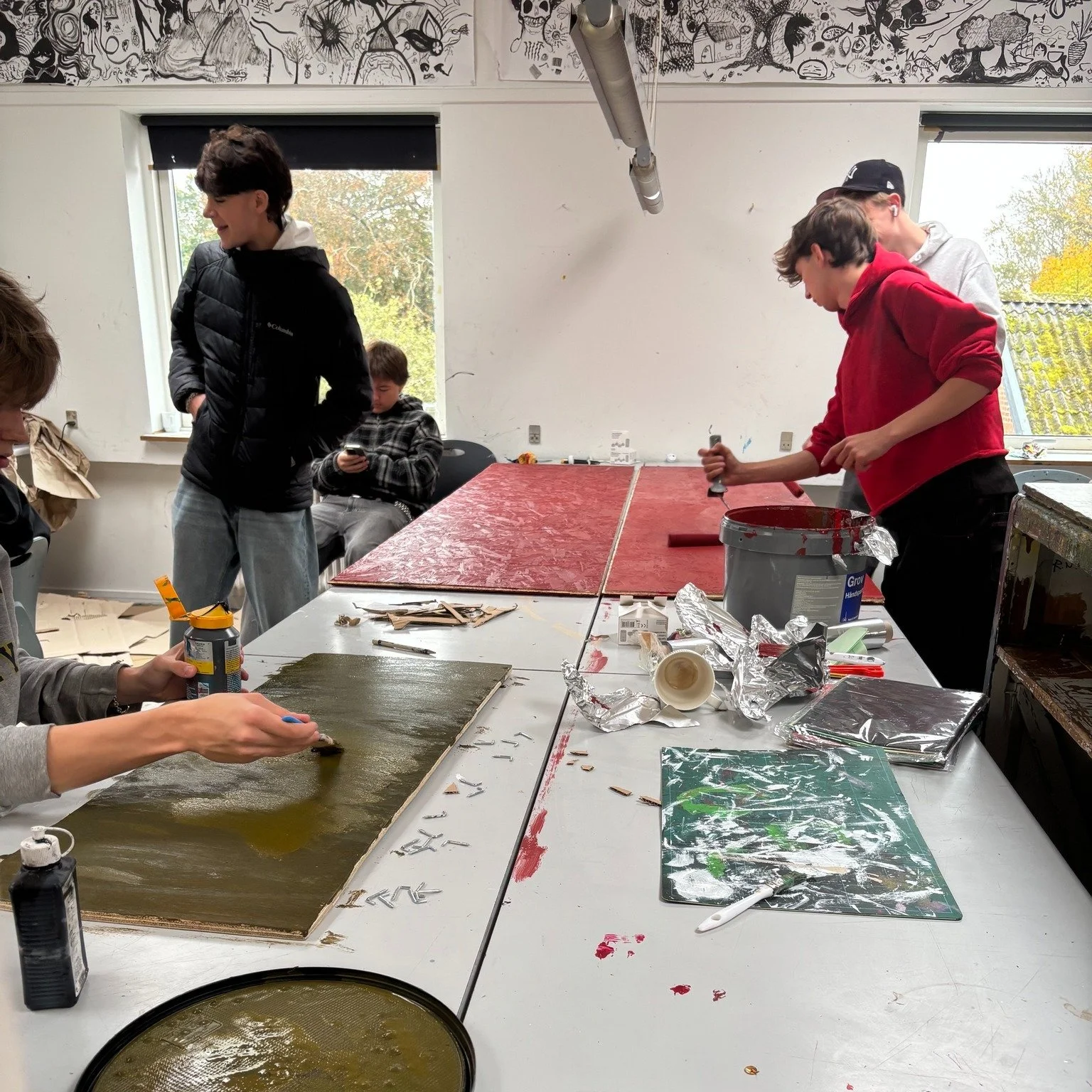 Preparing for our Theater Concert "Sliding Doors" 🖌️🔨💃🏻🕺🏻