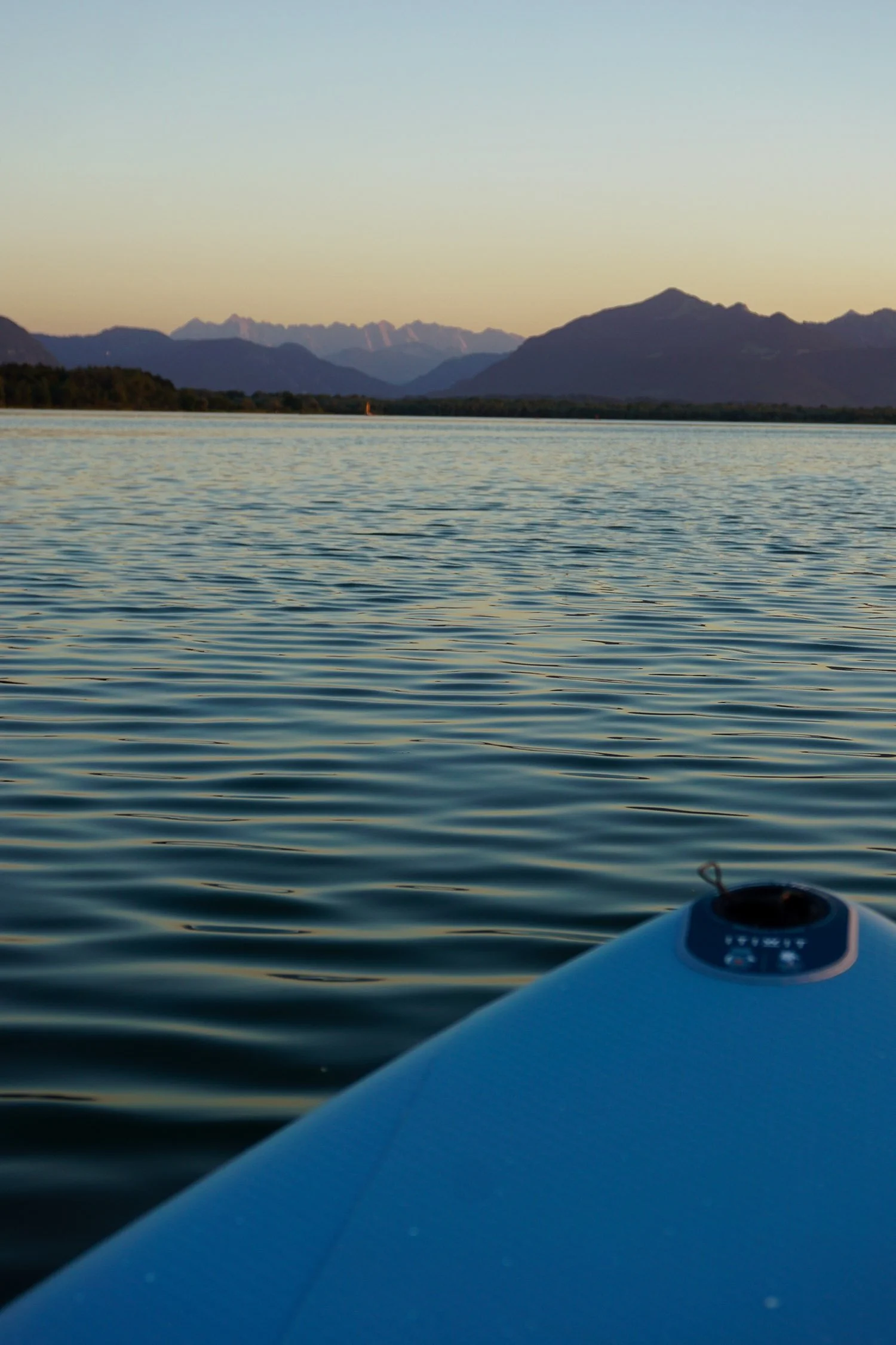 SUP auf dem Chiemsee mit Blick auf die Chiemgauer Alpen