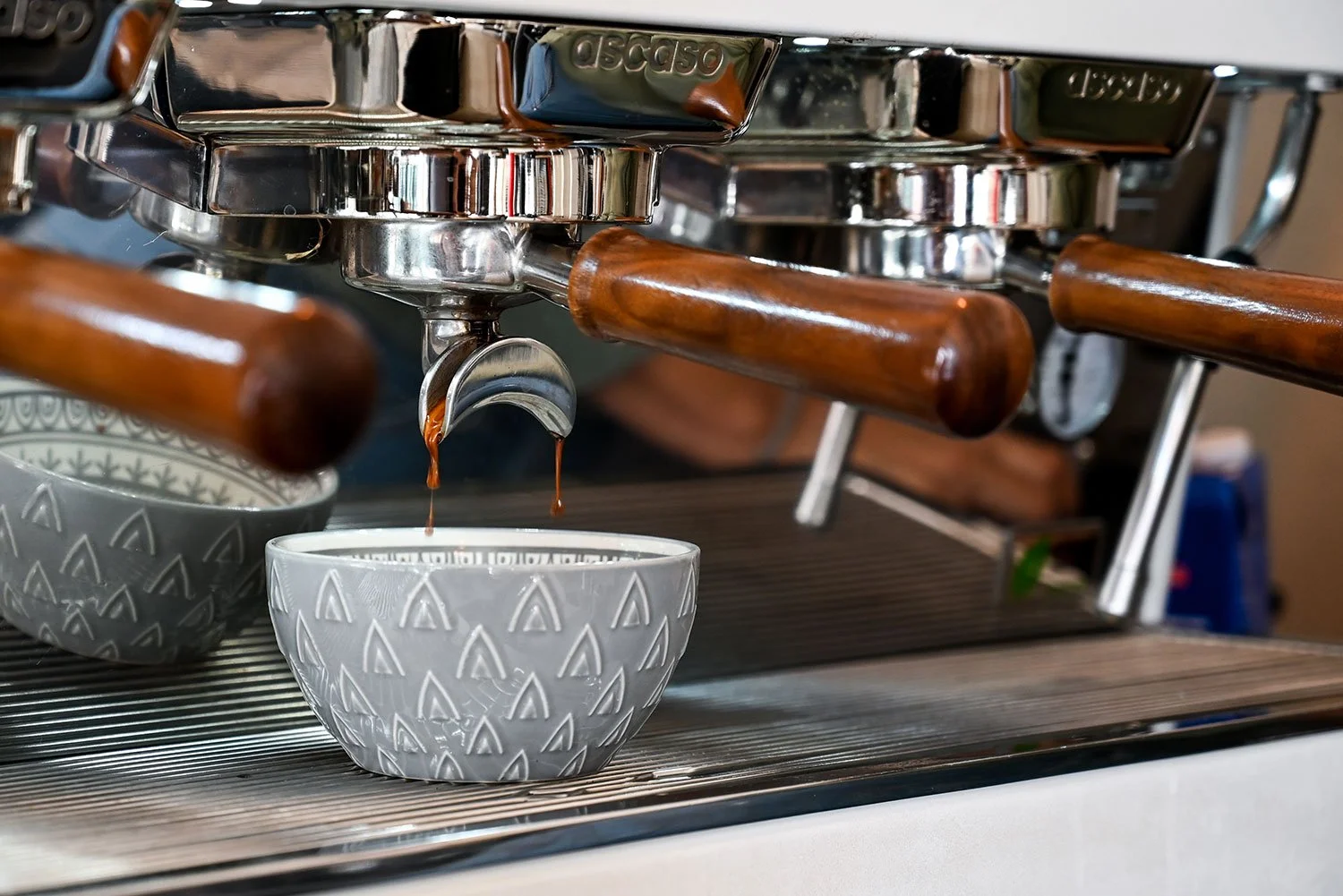 Espresso läuft aus einer Siebträgermaschine in die Kaffeetasse