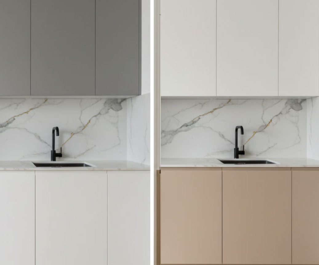 Immagine divisa in due parti, mostra una cucina moderna con lavabo nero e ante di colori diversi, una più chiara e una più scura, con sfondo in marmo bianco con venature oro.