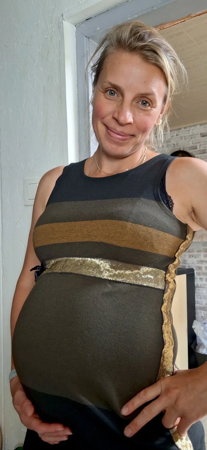 And here … 
my one and only pregnancy picture, lol … 
with an other upcycled dress - 
how i long for this belly 
to be empty again … hahaha