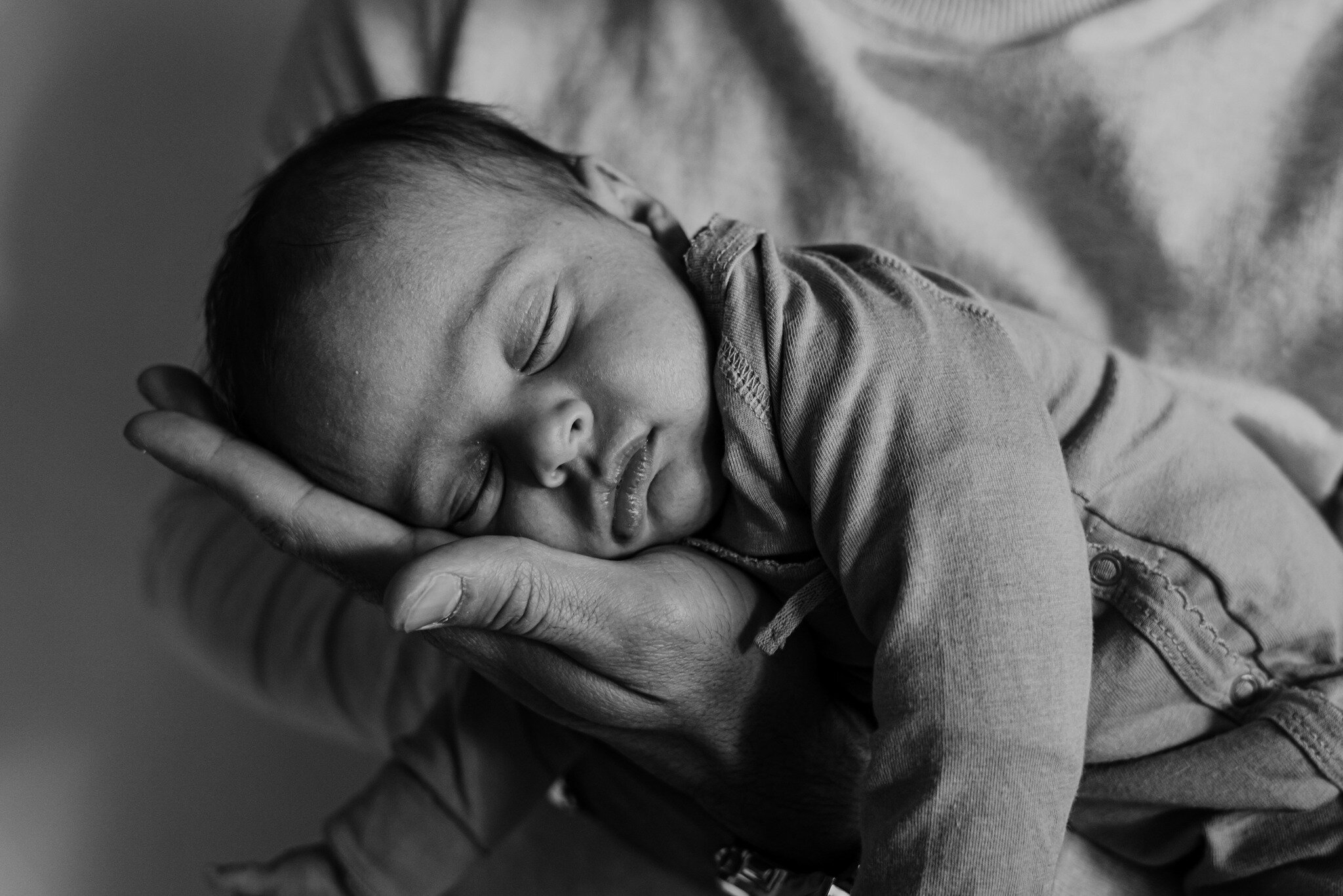 👶🏼 Welkom in de wereld, kleintje! Dit schattige meisje heeft het hart van haar ouders gestolen met haar onschuldige blik en zachte aanrakingen. 😍 

#NewbornMagic #LifesLittleMiracles #CaptureTheMoment #NewbornPhotography #NewbornLove #PreciousMome