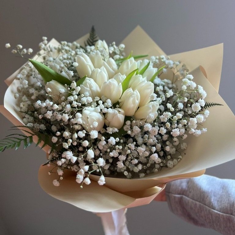 Elegant tulip bouquet with white tulips, delicate baby's breath, and premium wrapping – a perfect rose alternative for a romantic gift.
