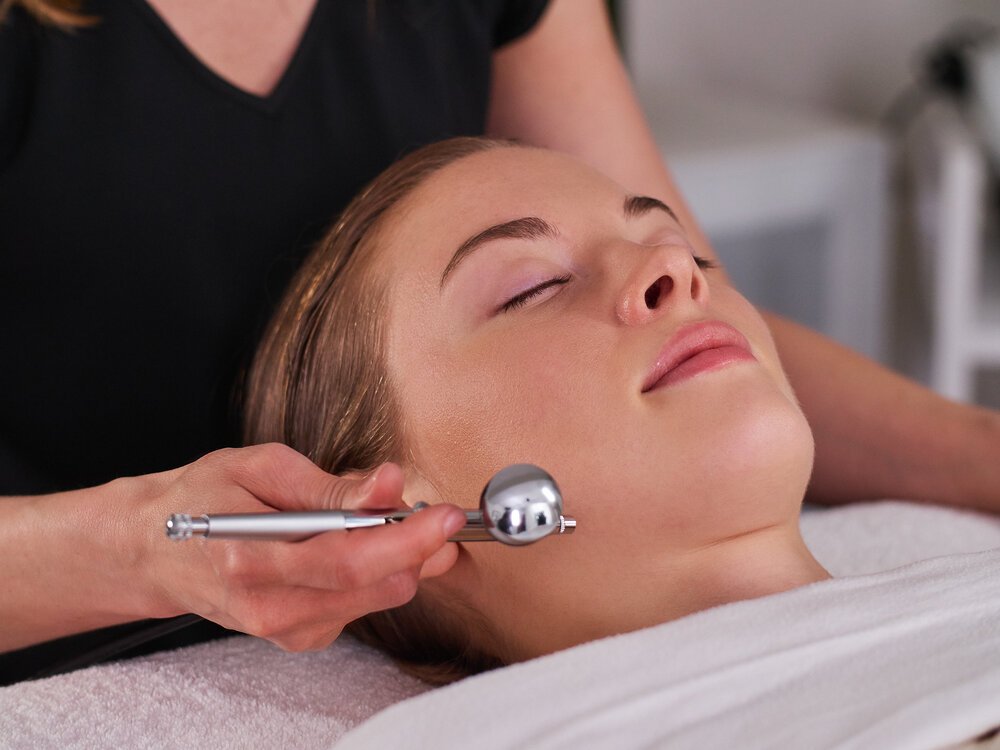 What Kind of Facial Should I Get? 5 Different Types of Facial Treatments at JE’DERM skin atelier