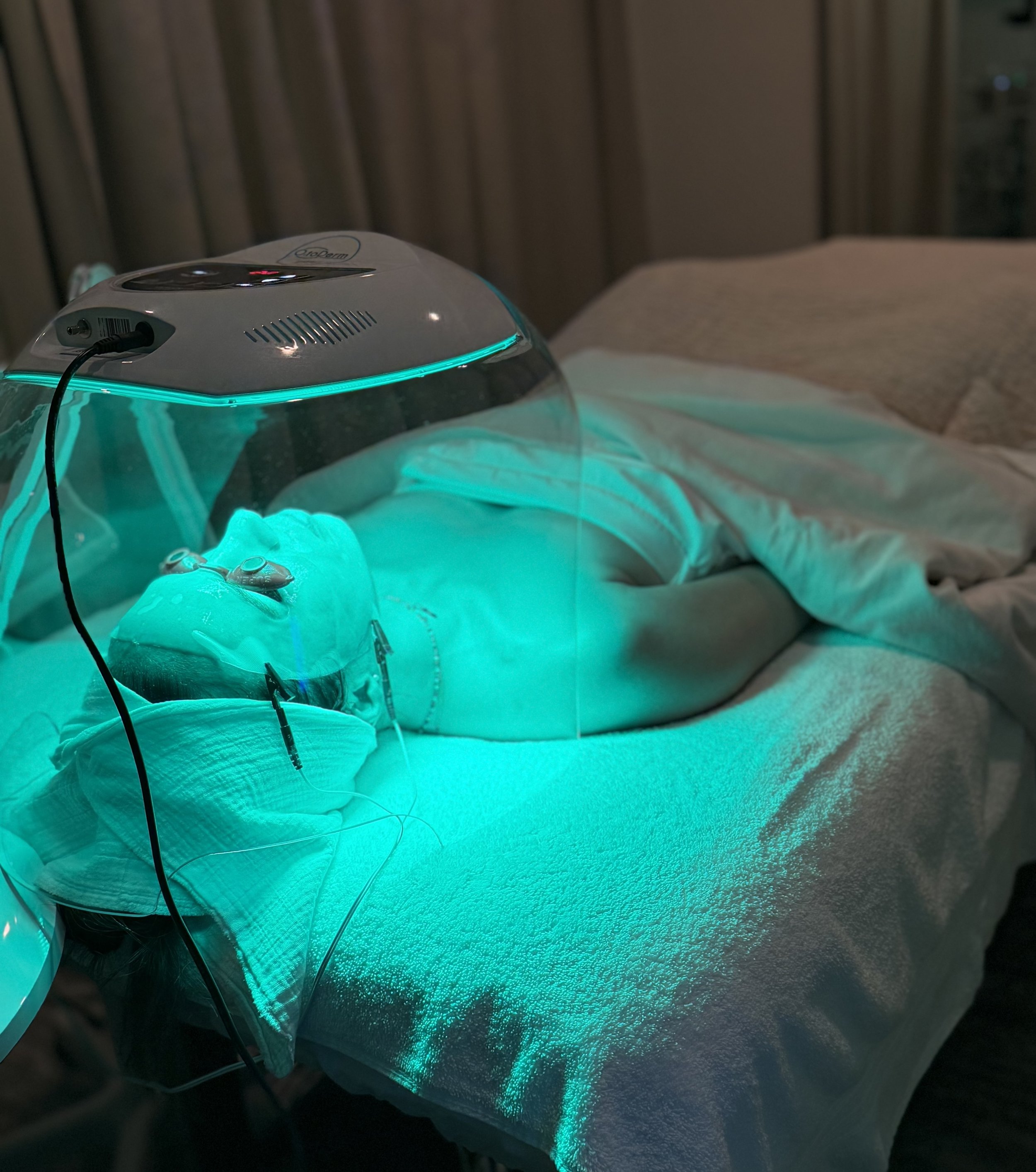 Green LED phototherapy and oxygen dome treatment to support post-winter skin repair.