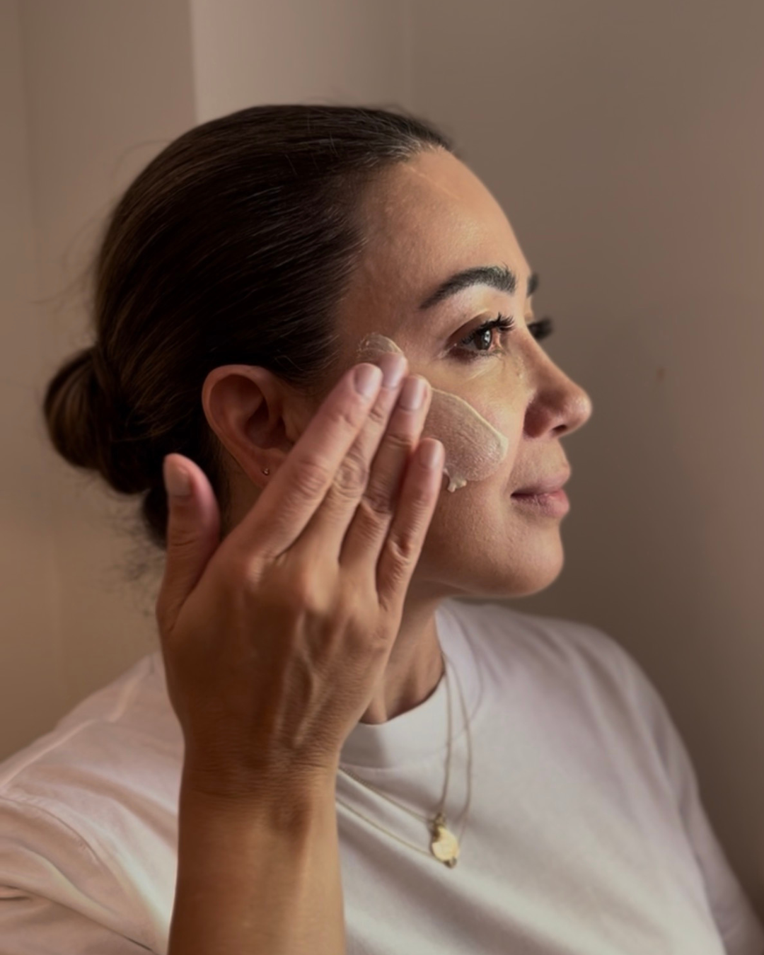 JE’DERM skin atelier co-founder Eliana demonstrating her daily peptide skincare routine for maintaining skin longevity and a healthy glow.