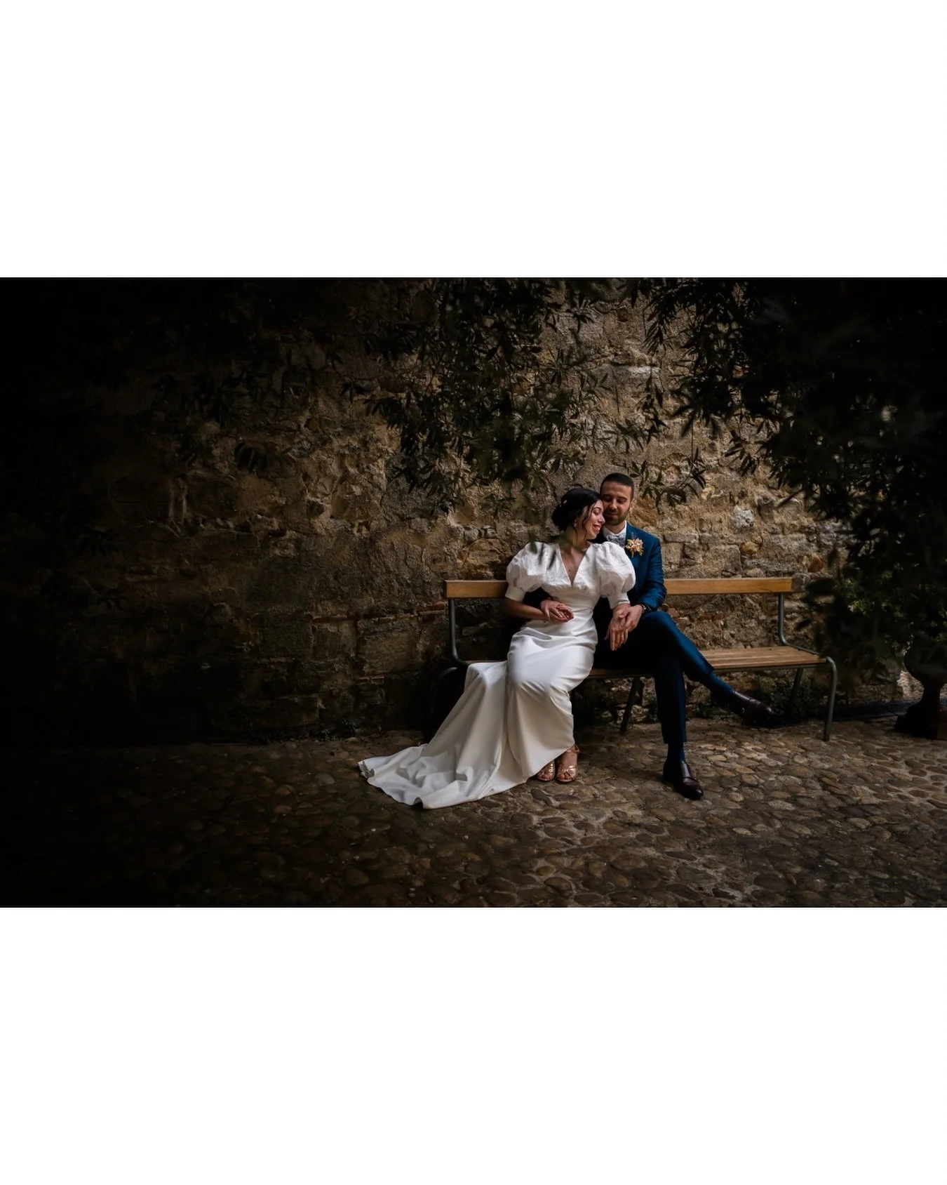 ☀️ &laquo;&nbsp;Et comment fait-on si le ciel se couvre et si nous n&rsquo;avons pas de golden hour ?&nbsp;&raquo;

👉 On fait quand m&ecirc;me, et ce n&rsquo;est pas moins magnifique !

❤️ Constance &amp; Gregory
🏰 Ch&acirc;teau La Gall&eacute;e

#
