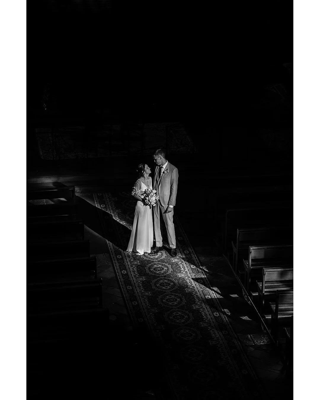 🤩 Donnez moi un acc&egrave;s &agrave; un emplacement en hauteur, une lumi&egrave;re qui filtre &agrave; travers un vitrail ab&icirc;m&eacute;, et je m&rsquo;amuse.

👉 Oui, on fait encore mieux notre travail si on s&rsquo;amuse !

❤️ Marie &amp; Tho