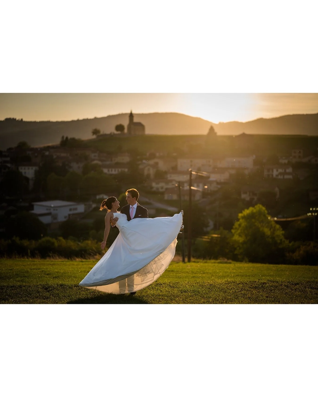 🕺💃 La s&eacute;ance couple, c&rsquo;est aussi le bon moment pour une derni&egrave;re r&eacute;p&eacute;tition avant la premi&egrave;re danse !

Mais dans l&rsquo;intimit&eacute;.
Pendant la Golden Hour.
Devant un paysage de carte postale.

Pour inf