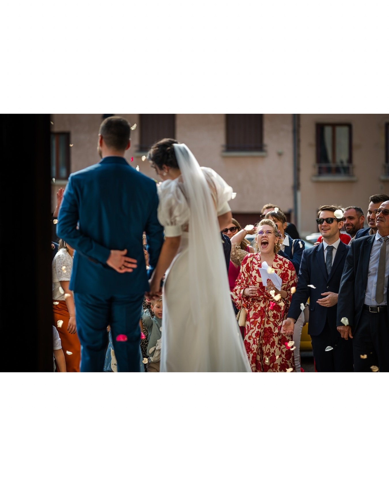 🔥 &Ccedil;a ! 
C&rsquo;est &ccedil;a l&rsquo;&eacute;nergie qu&rsquo;on veut voir &agrave; la sortie d&rsquo;une c&eacute;r&eacute;monie ! 

Totalement fans !

❤️ Constance &amp; Gr&eacute;goire

#photographelyon&nbsp;#photographemariage&nbsp;&nbsp;