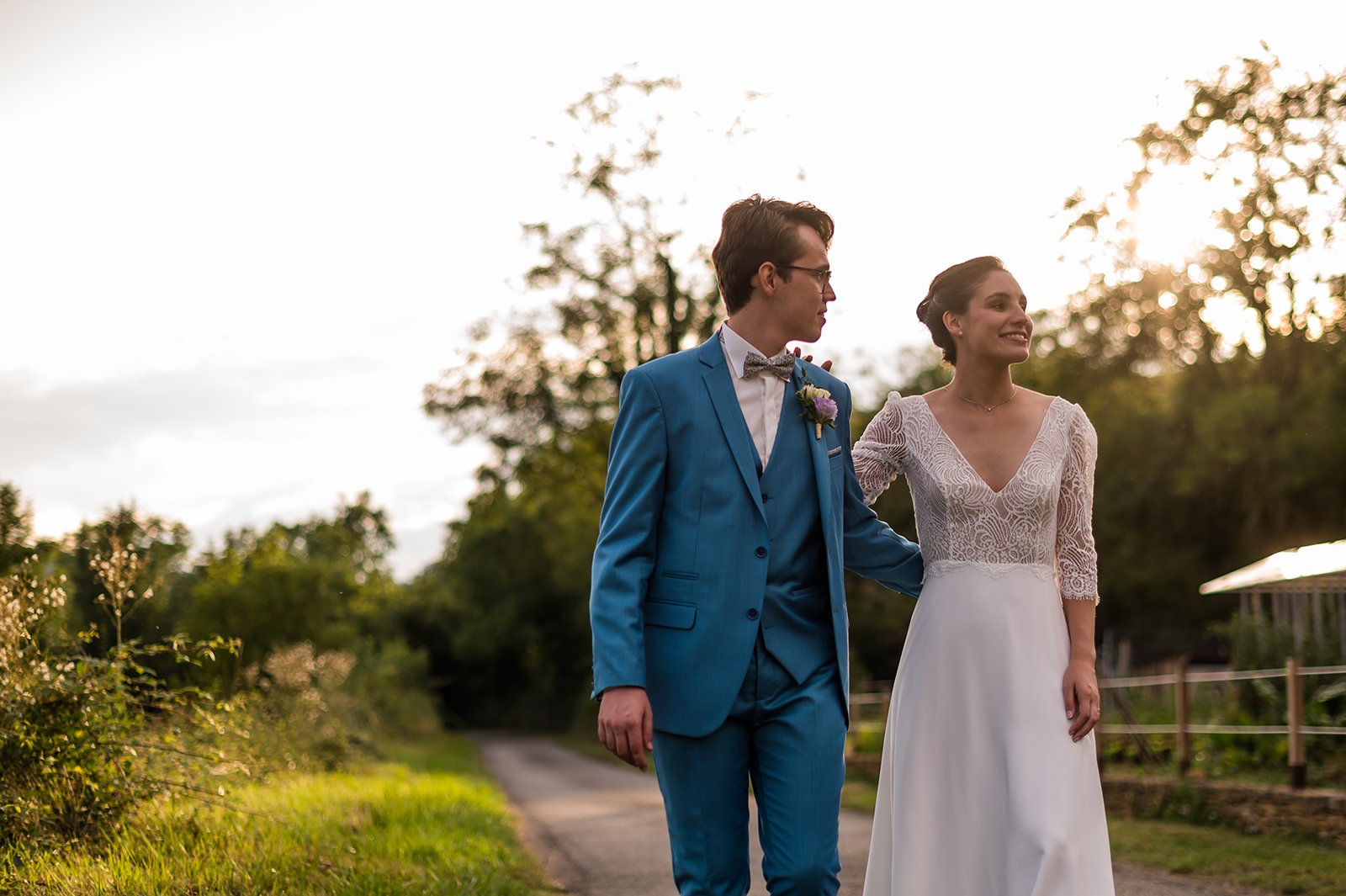 mariage-couple-sunset-robe-mariee-beaujolais.jpg