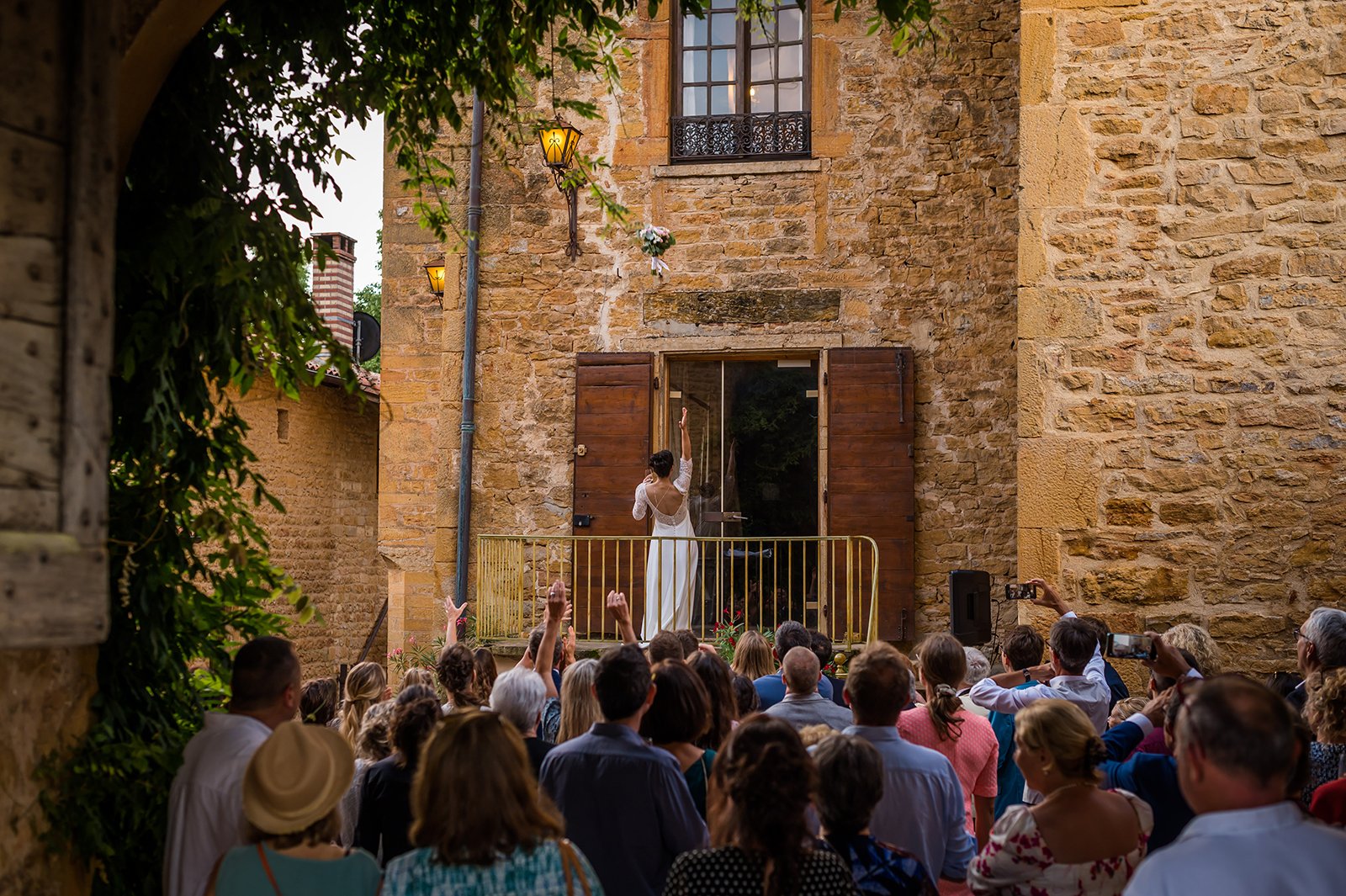mariage-lancer-bouquet-chateau-du-sou-beaujolais.jpg