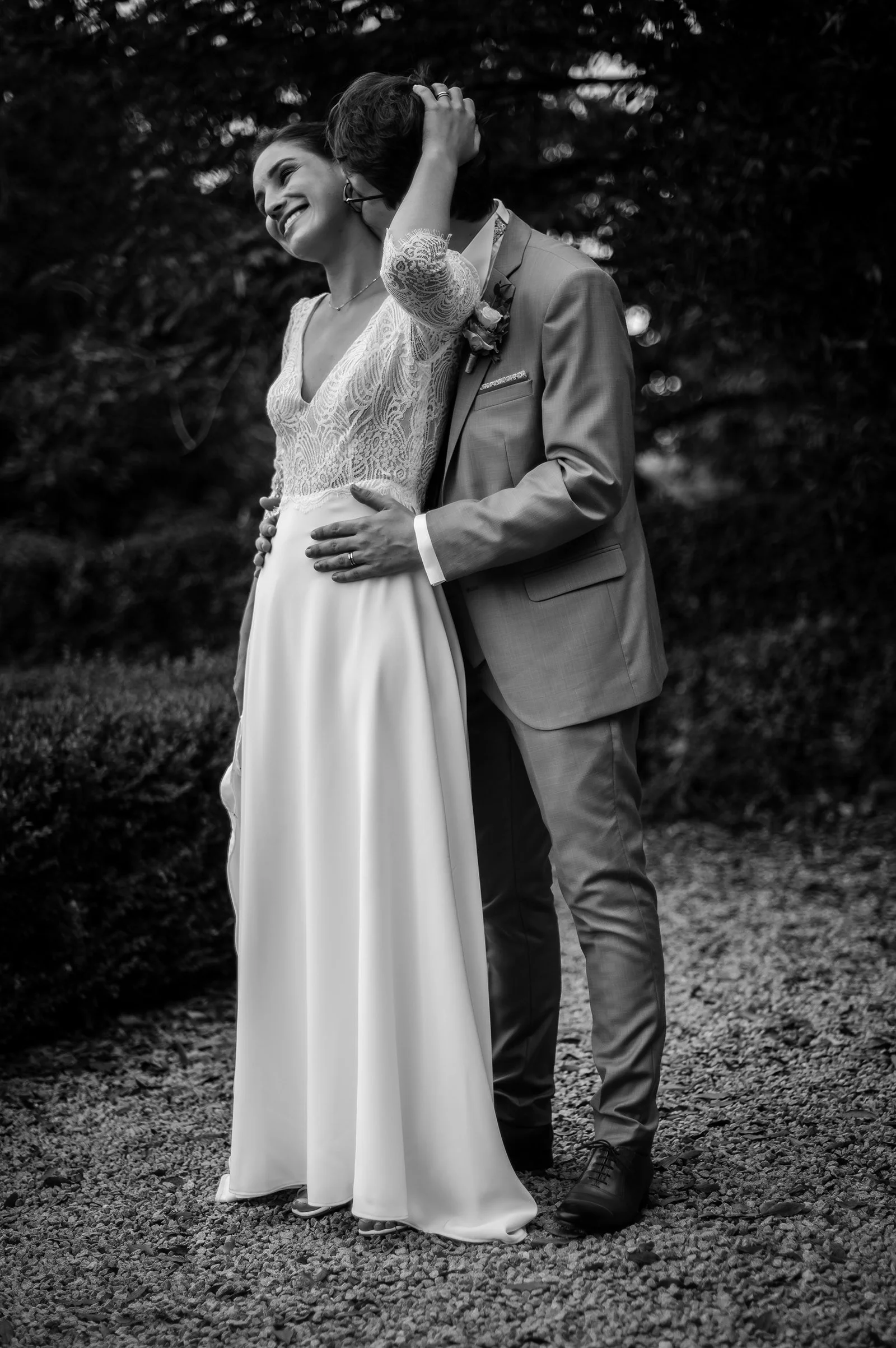 maries-baiser-tendresse-calin-seance-couple-noir-et-blanc.jpg