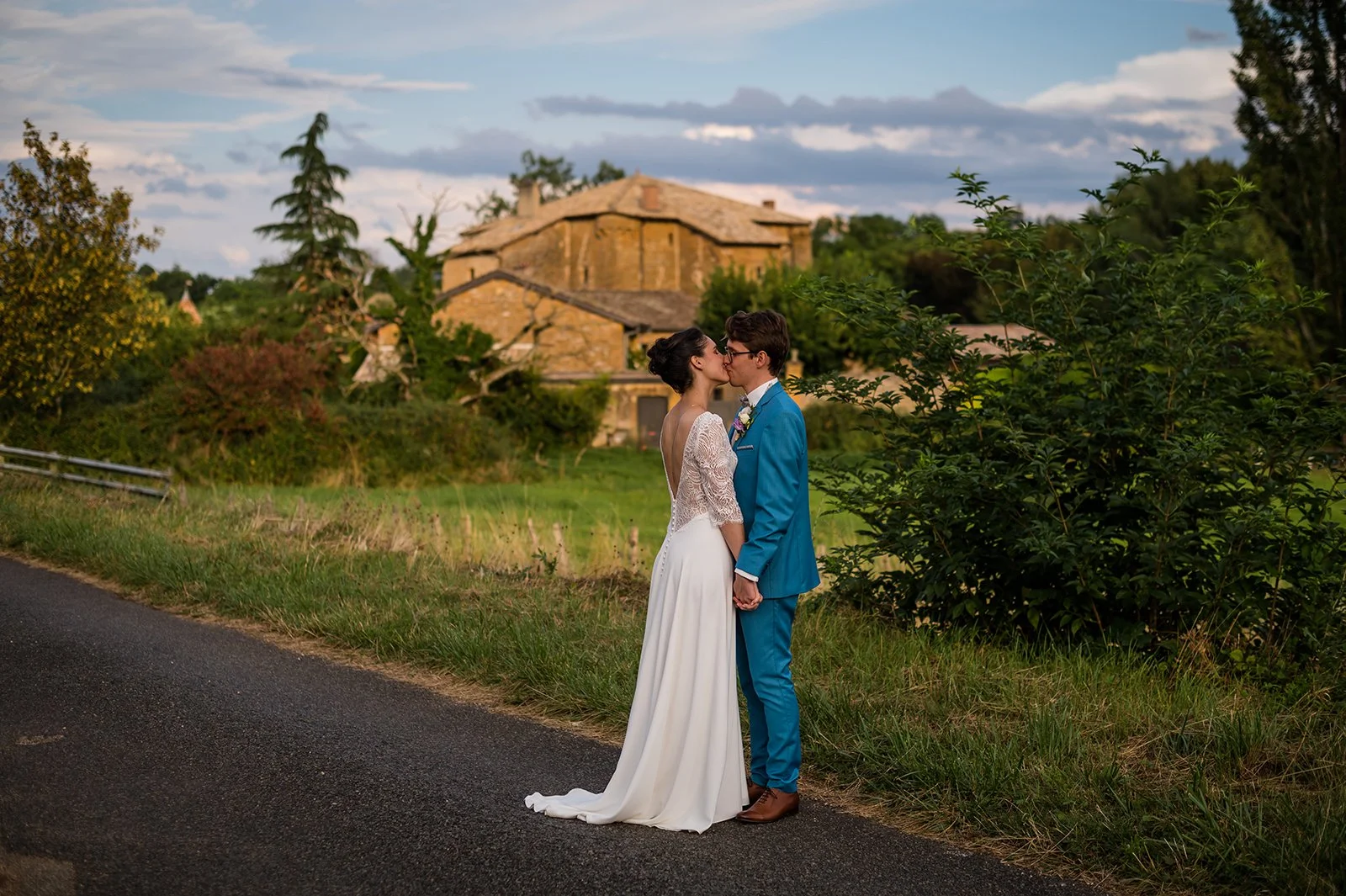 maries-seance-couple-baiser-beaujolais-chateau-du-sou.jpg