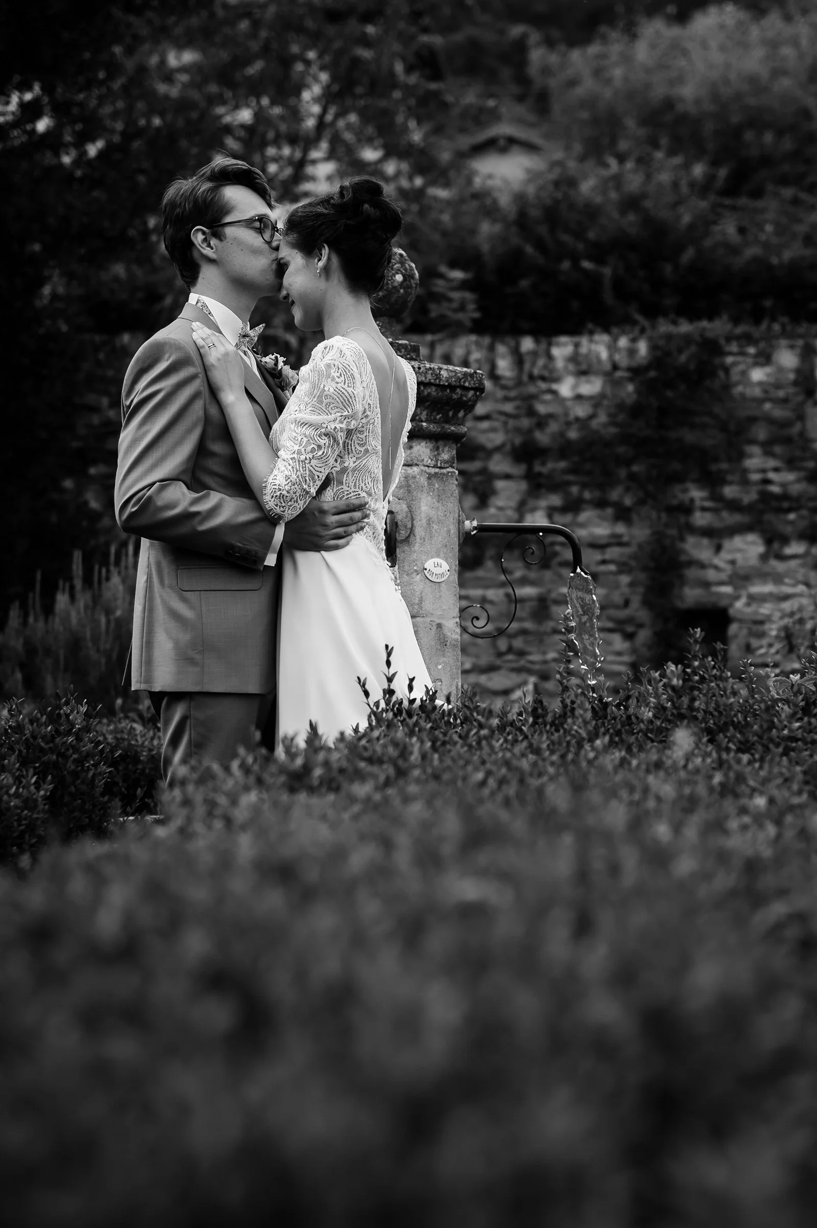 couple-douceur-noir-et-blanc-jardin-chateau-du-sou-beaujolais.jpg
