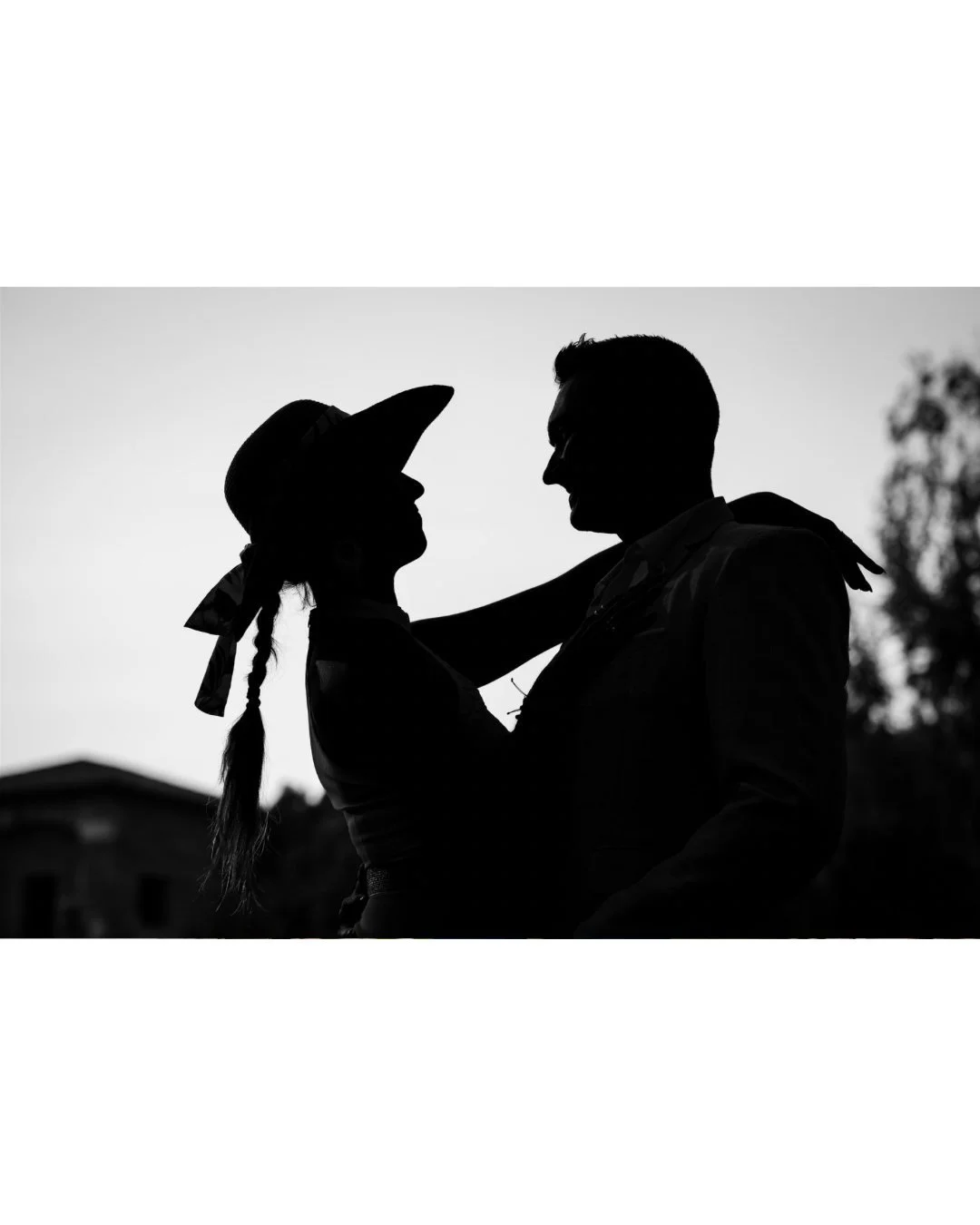 😅 L&rsquo;un  de  mes p&eacute;ch&eacute;s  mignon, ou plut&ocirc;t , l&rsquo;une  de mes  obsessions : jouer avec les silhouettes !

Qu&rsquo;est-ce  que  tu en penses ?

#photographelyon #photographemariage  #photographemariagelyon #photoreportage