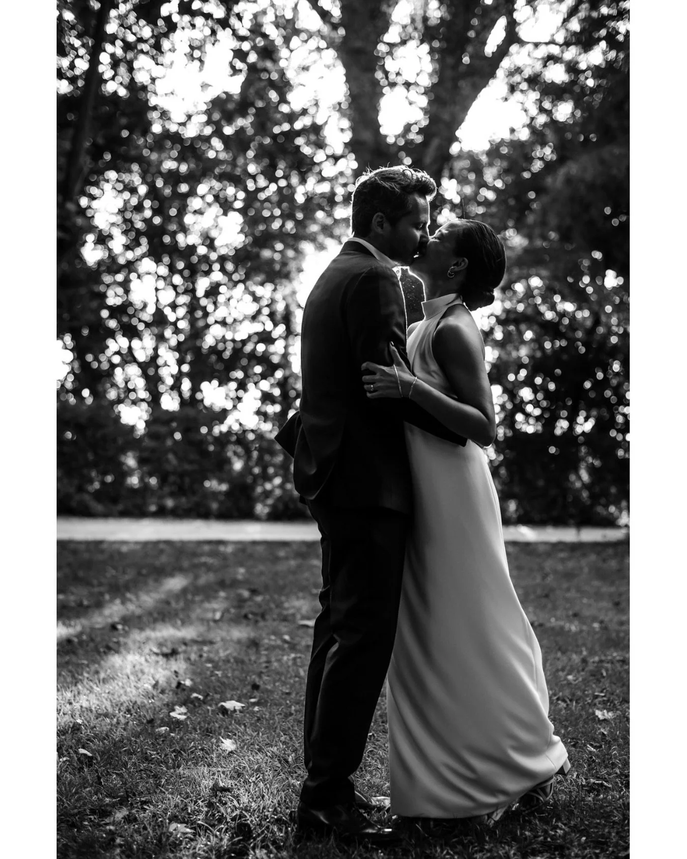 💍 Parfois, la simplicit&eacute; de la connexion entre vous rend tout beaucoup plus beau et &eacute;l&eacute;gant.

Ce lieu, cette lumi&egrave;re, cette s&eacute;ance, ces deux-l&agrave;&hellip;
😍😍😍😍

❤️ Sophie &amp; Julien

#photographelyon&nbsp