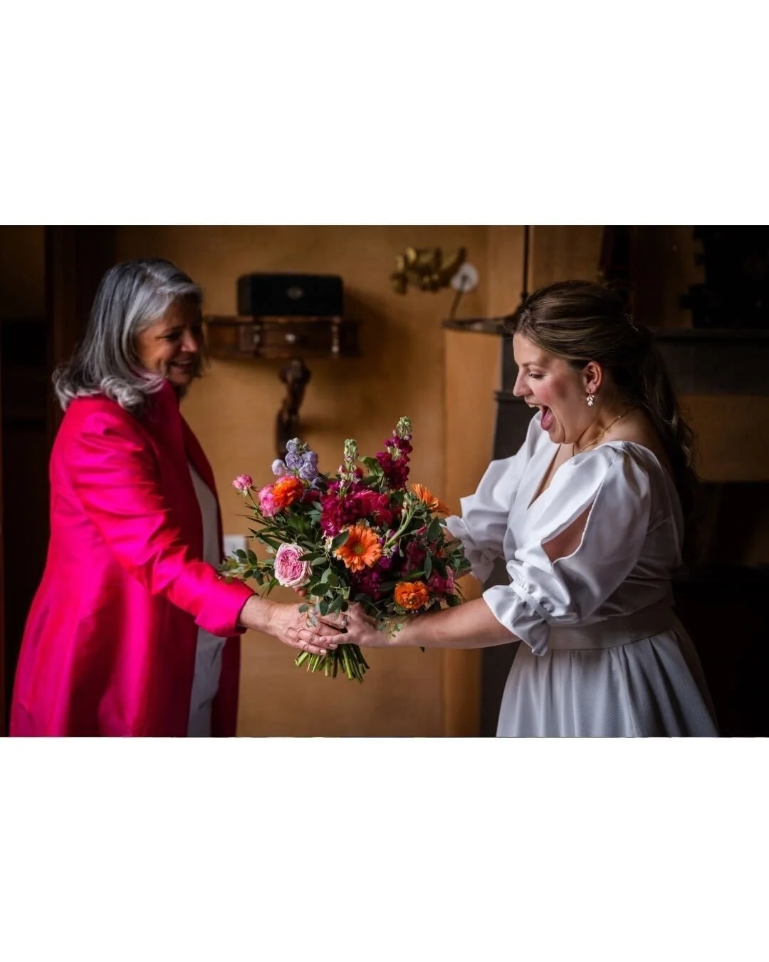 💐 Un bouquet qu&rsquo;elle d&eacute;couvre pour la premi&egrave;re fois, apport&eacute; par sa maman.
Ce genre de r&eacute;action, spontan&eacute;e, &ccedil;a ne se commande pas ! 😁
Certains matins, mon m&eacute;tier c&rsquo;est juste d&rsquo;&ecir