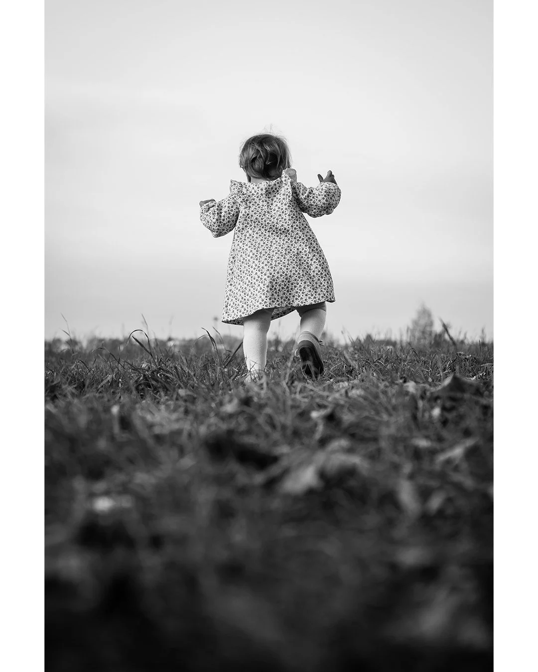 Les enfants en bas &acirc;ge en s&eacute;ance photo :
Z&eacute;ro strat&eacute;gie, 100% spontan&eacute;it&eacute;. 🤗
Ils tombent, ils rient, ils dansent sans raison&hellip;
Et finissent souvent par voler la vedette sur les photos. 📸 

#photographe