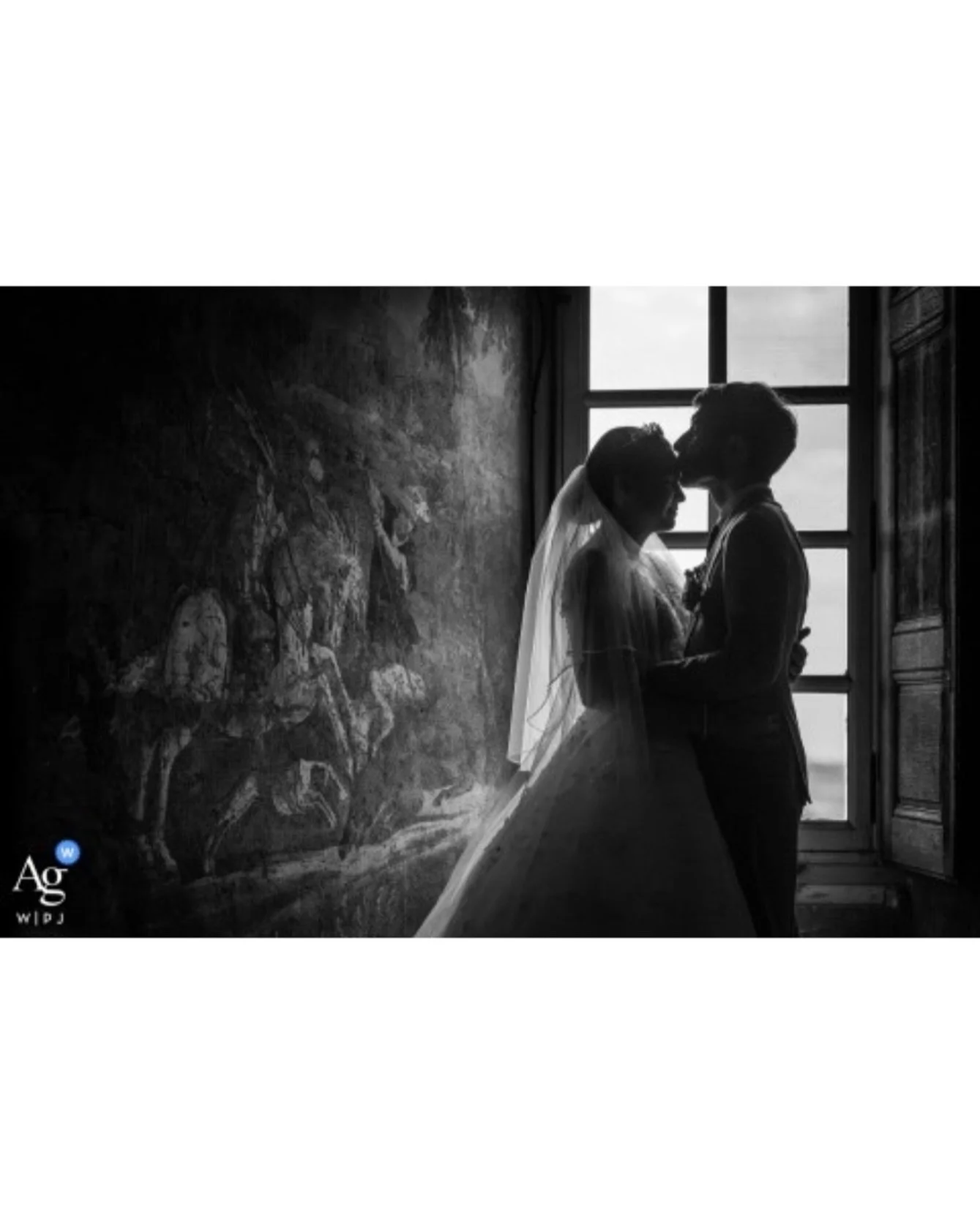 🔥 Premier mariage en duo de l&rsquo;ann&eacute;e.
Premi&egrave;re fois au @chateau_de_bagnols.

&Ccedil;a donne quoi ?

Une nouvelle photo prim&eacute;e pour Paul 🙌

Qu&rsquo;en pensez-vous ?

❤️ Apolline &amp; Louis : on pense bien &agrave; vous, 