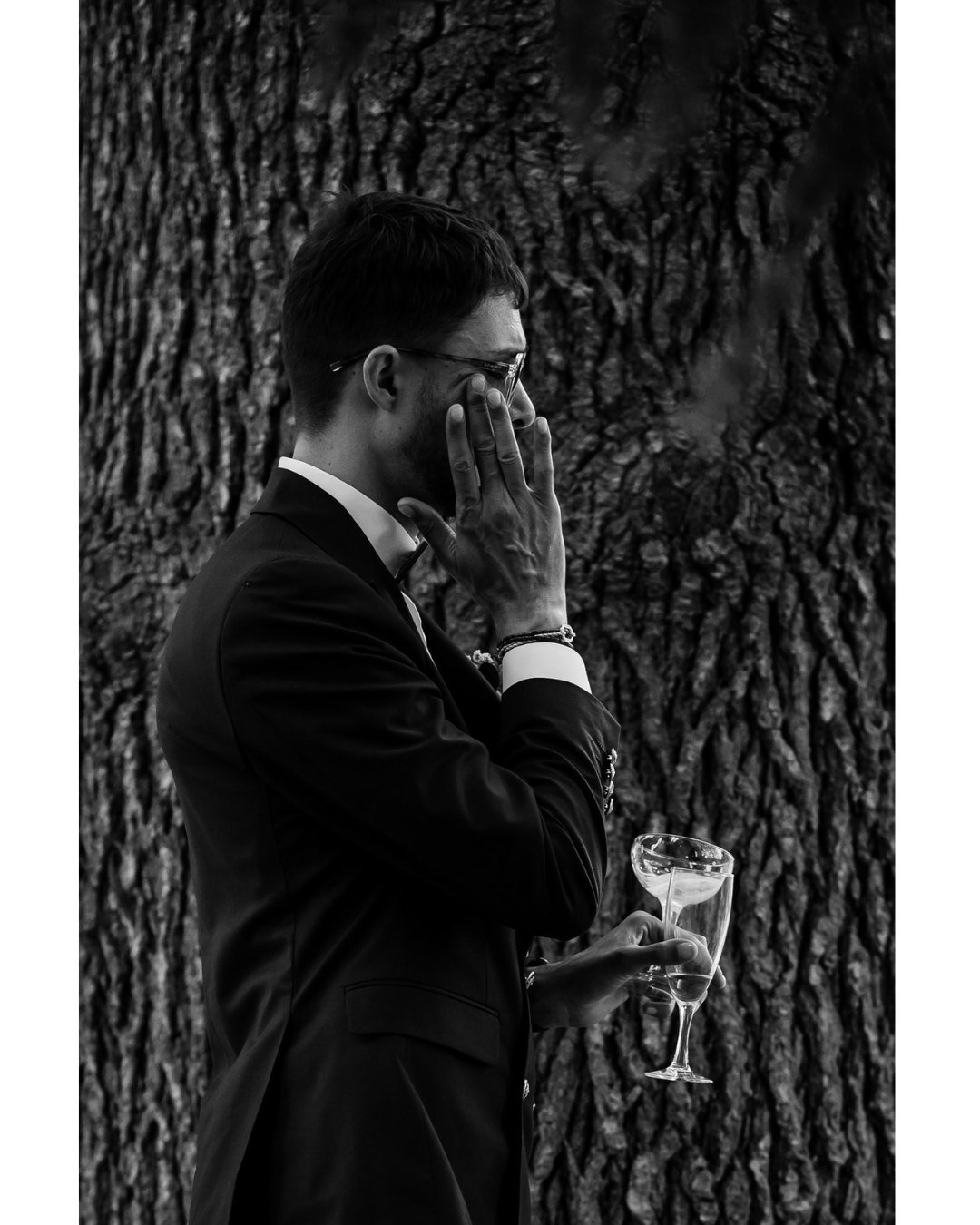 Un mariage, c&rsquo;est aussi une journ&eacute;e de contraste. 
❤️Une joie immense, 
🥂Des coupes de champagnes,
💧Et quelques larmes.

Parfois les discours touchent tout le monde en plein c&oelig;ur, et les invit&eacute;s ne sont pas &eacute;pargn&e