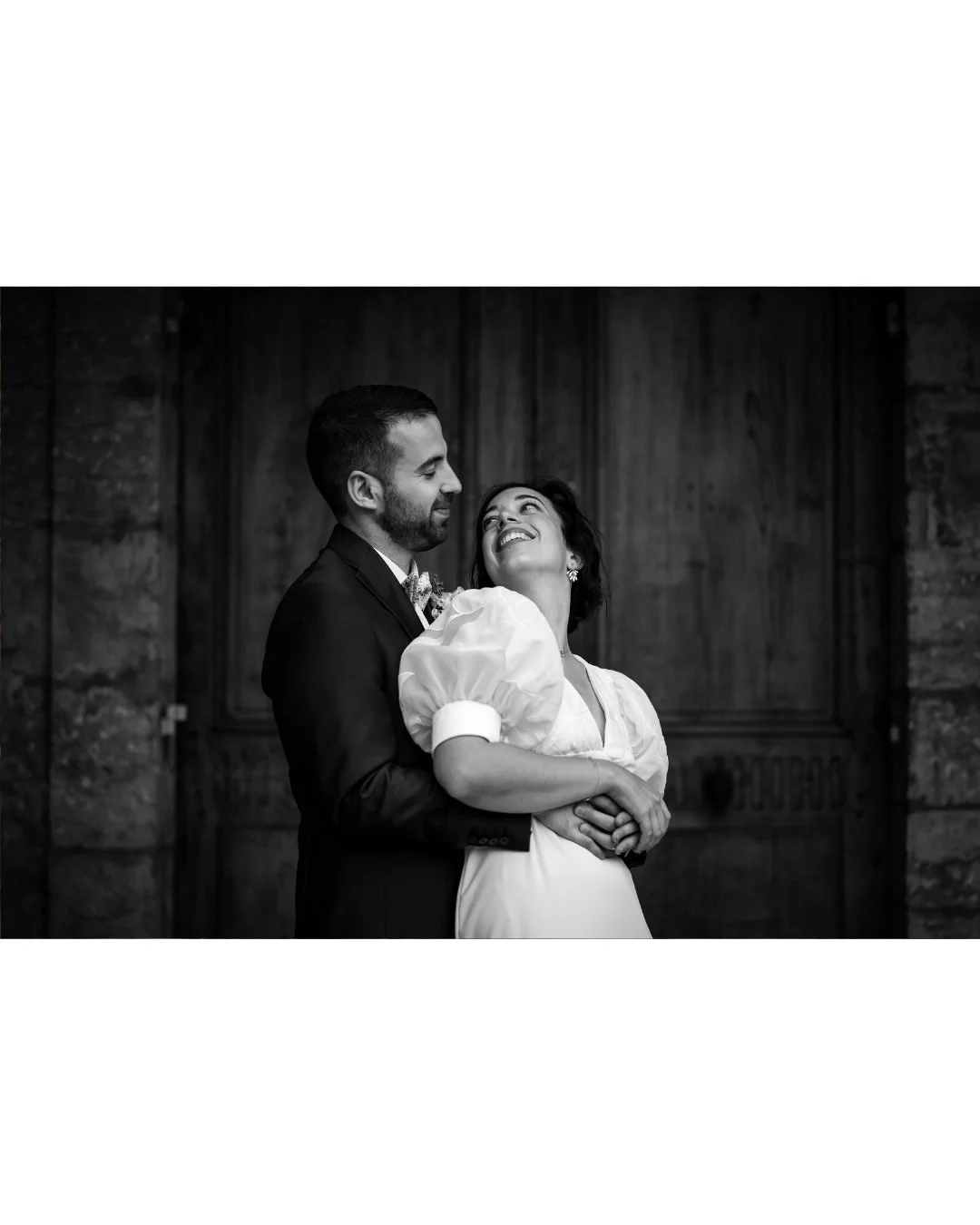 😎 En ao&ucirc;t, tout le monde part en vacances. 

Eux, ils f&ecirc;tent leur 1 an. 

Il y a des Priorit&eacute;s. 
Et c&rsquo;est s&ucirc;rement mieux comme &ccedil;a. 😍

Joyeuses noces de coton !

❤️ Constance &amp; Gregory

#photographelyon #pho