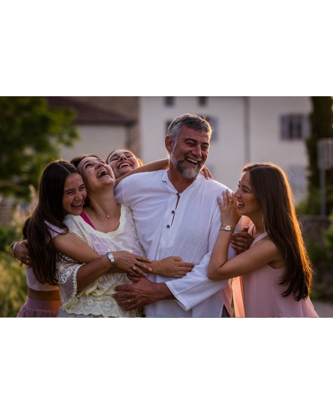 🤩 Une s&eacute;ance famille r&eacute;ussie, c&rsquo;est juste un grand moment de joyeux chaos o&ugrave; on savoure ensemble 🤩 

Mon job est double : initier ces moments un peu fous, et en capturer l&rsquo;essence !

S&eacute;ance magique avec cette