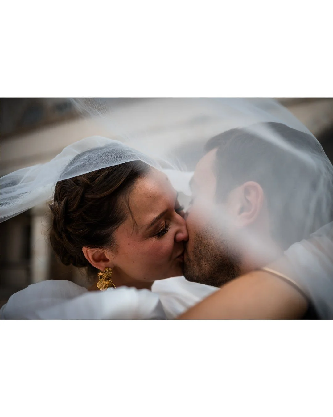 Au mariage de Fanny et Cl&eacute;ment, c&rsquo;est une c&eacute;r&eacute;monie particuli&egrave;re 🤩 

Ce voile blanc, a d&eacute;j&agrave; &eacute;t&eacute; port&eacute;, et pas par n'importe qui, par la s&oelig;ur de Fanny, transmis avec amour pou