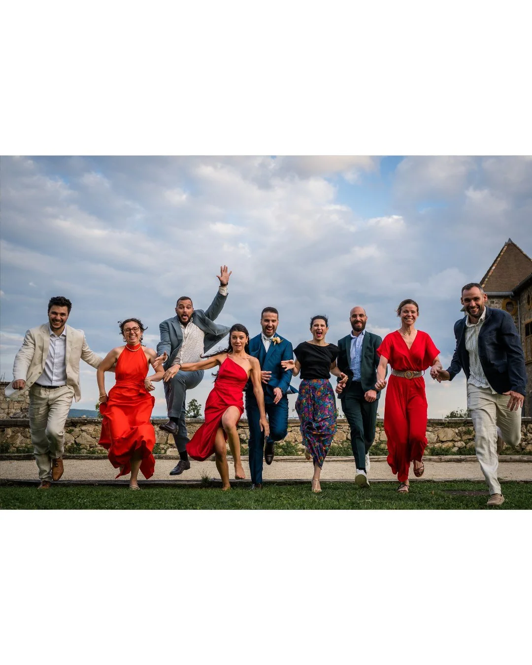 On ne va pas mentir, on aime les voir courir 
Nous savons que nous sommes photographes mais parfois, se prendre pour un coach sportif, &ccedil;a paie en fou rires sinc&egrave;res 🤩

❤️ Tr&egrave;s bon souvenirs au mariage d'Eug&eacute;nie &amp; Math