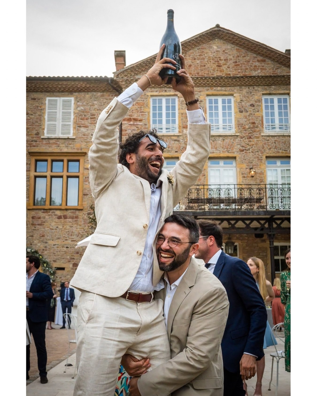 😊 Tout le monde a le droit &agrave; SON moment pendant un mariage.

👉 M&ecirc;mes les t&eacute;moins !
(M&ecirc;me s&rsquo;il a trich&eacute;)

‼️ Il faut que je vous pr&eacute;vienne, dans les semaines &agrave; venir, je vais vous partager pas mal