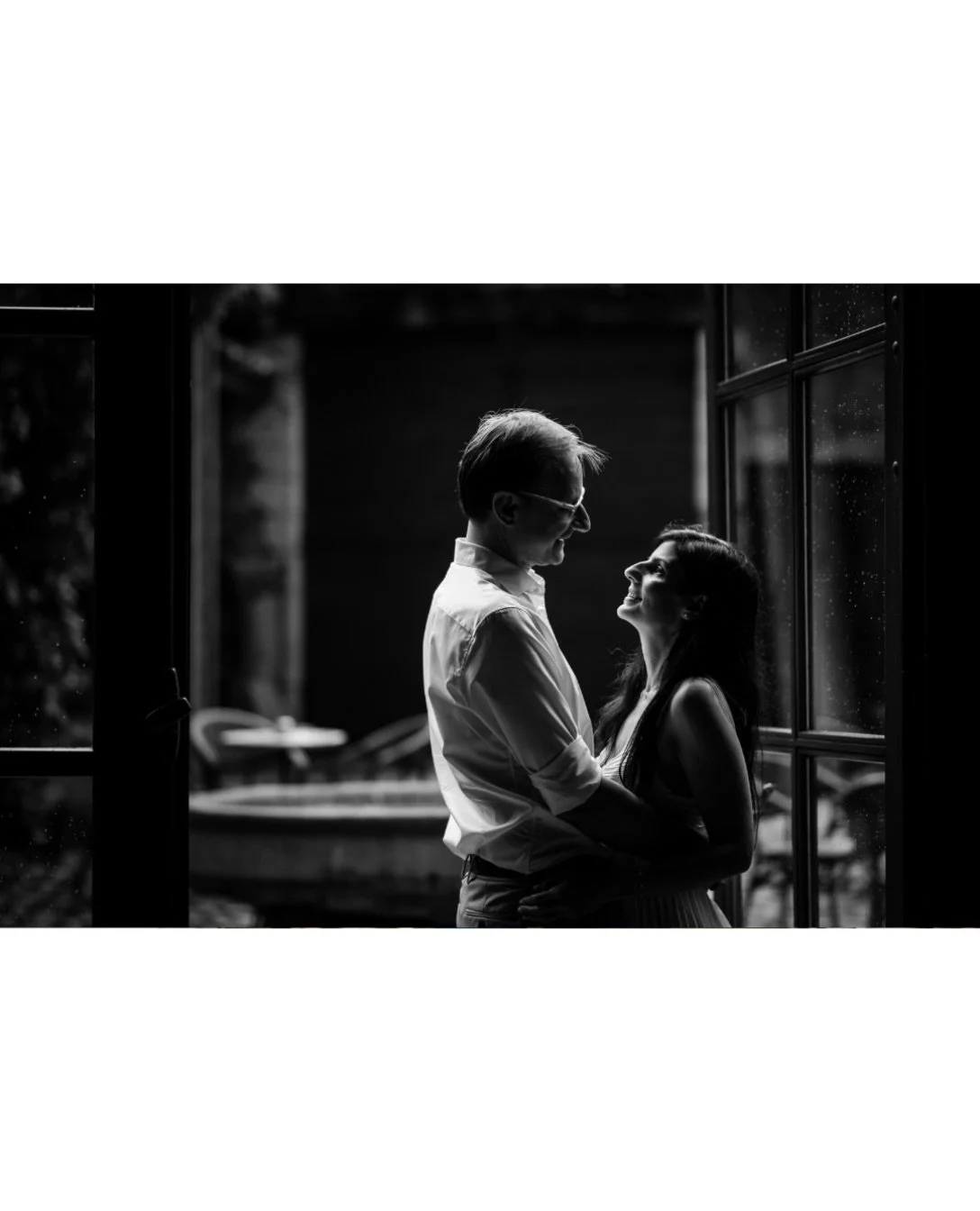 🫶 That&rsquo;s the kind of way to look at someone that says all you&rsquo;ll ever need to know about love.

❤️ Cecilia &amp; Julien
🏰 @domainedelaruisseliere