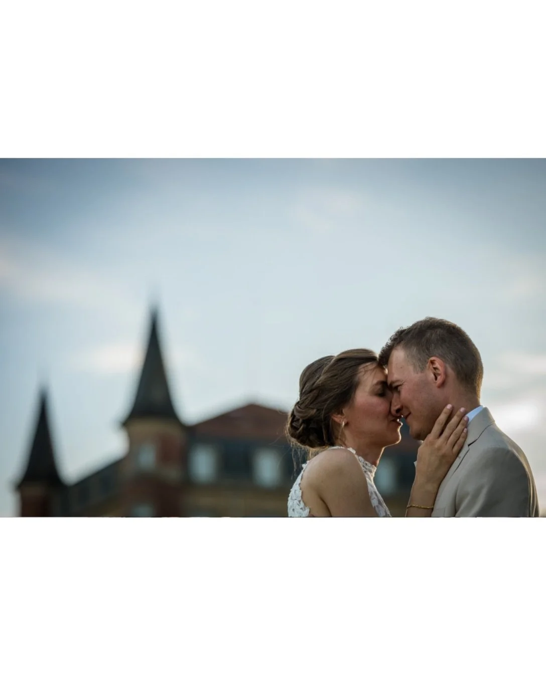 📸 Composer, c&rsquo;est parfois ne garder que l&rsquo;essentiel, au d&eacute;triment des r&egrave;gles.

Et bon sang, cette s&eacute;ance&hellip;qu&rsquo;est-ce qu&rsquo;ils sont choux ces deux-l&agrave; 🥰

❤️ Claire &amp; Thibaut 
🏰 @domaine_de_v