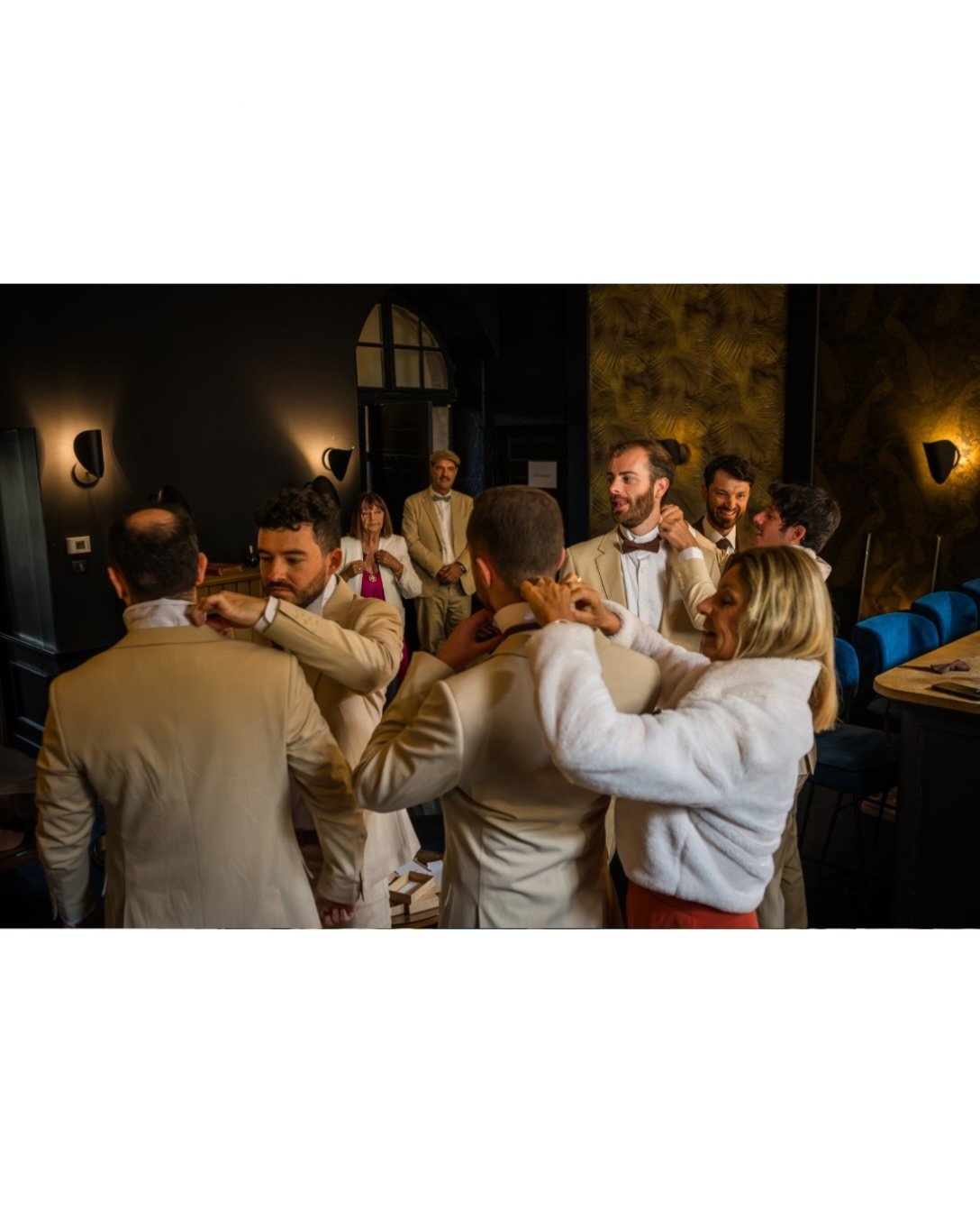 🎀 Atelier noeuds pap&rsquo; 

👉 Le genre de sc&egrave;ne qu&rsquo;on adore pendant les pr&eacute;paratifs, plus il y a de proches, mieux c&rsquo;est !

M&ecirc;me la maman du mari&eacute; donne un coup de main 😁

❤️ Meaghan &amp; Arthur 
🏰 @chate
