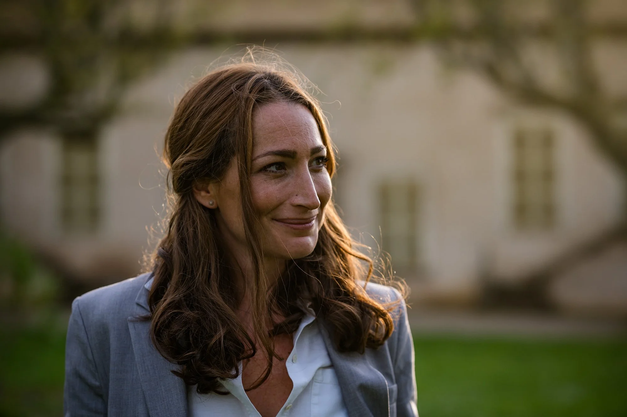 portrait-shooting-professionnel-cv-linkedin-femme-dirigeante-lyon-lumiere-naturelle-couleur.jpg