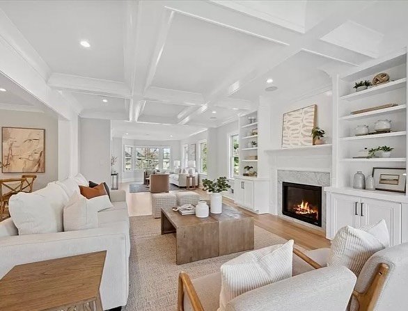 Yay it's Friday!
We're done with another busy week. 
It's time to recharge and this family room would be the perfect place to do just that. 
Happy weekend!

#realestate
#Staging
#Interiordesign
#Home-decor
#staginghomes 
#stagingworks
#Stagedbybungal