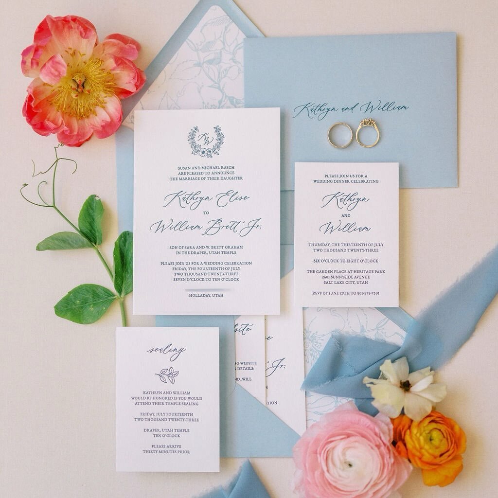 Letterpress, custom monogram, envelope liner&hellip; this invitation suite has it all! 

#invitationflatlay #invitationsuite #utahweddingplanner #parkcityweddingplanner