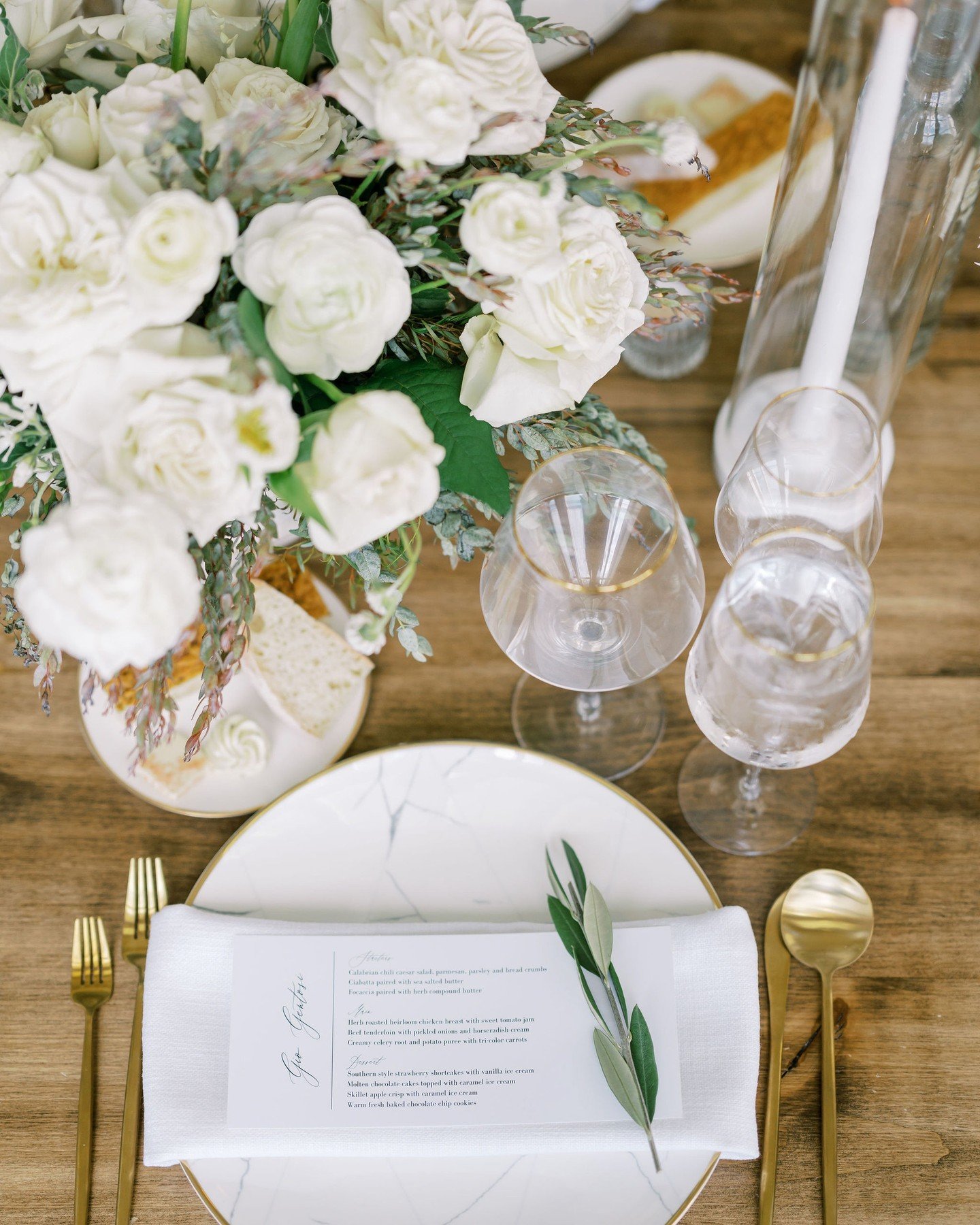 The soft details of the marble charger, textured floral, and Panama napkin bring so much life to this place setting!

#parkcityweddingplanner #riverbottomsranchwedding #parkcitywedding #weddingdesign #destinationwedding #destinationweddingplanner