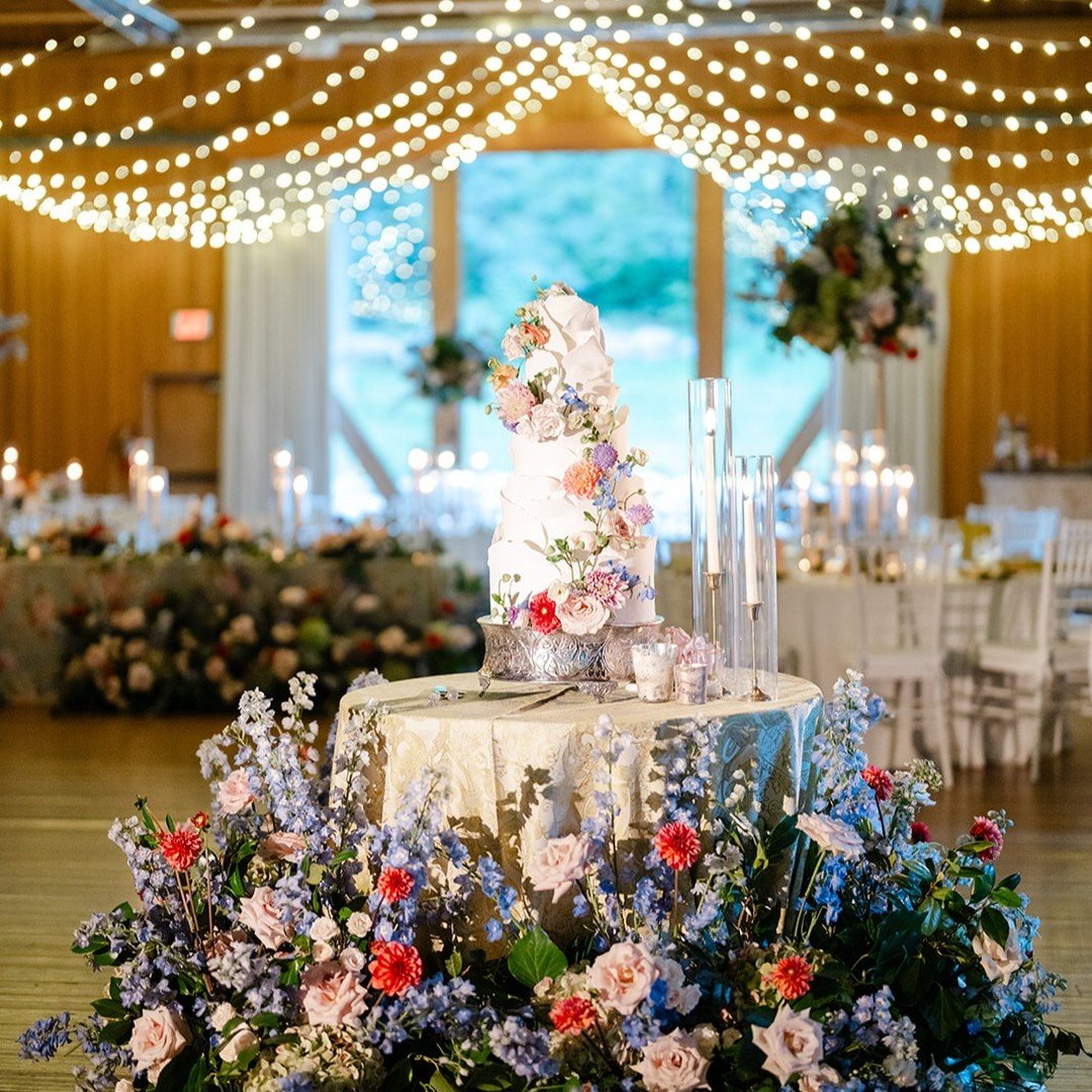 The inspiration for the cake was our beautiful brides dress. @lustr.creative_ created the most beautiful piece of art that mirrored that layers of fabric.

#parkcityweddingplanner #sundanceweddingplanner #utahweddingplanner #destinationweddingplanner