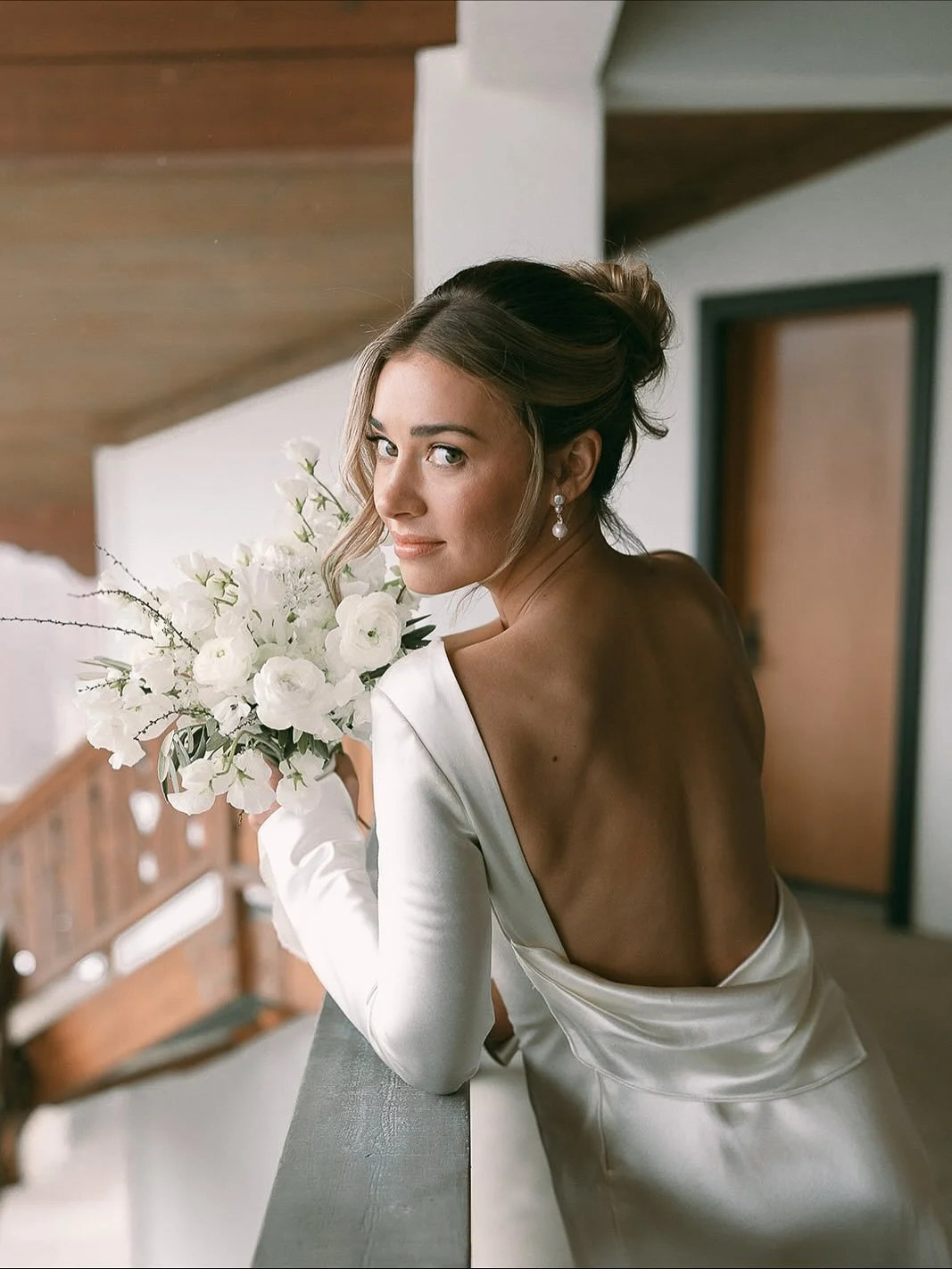 Winter wedding season is here, and we&rsquo;re embracing all the cozy elegance it brings &mdash; satin gowns, soft light, and snowy backdrops that make everything feel a little more magical. 

#winterweddingflowers #apreskiwedding #winterweddingparkc