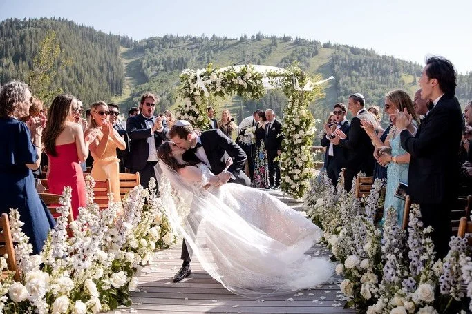 A moment for this gorgeous couple and their breathtaking chuppah 🤍