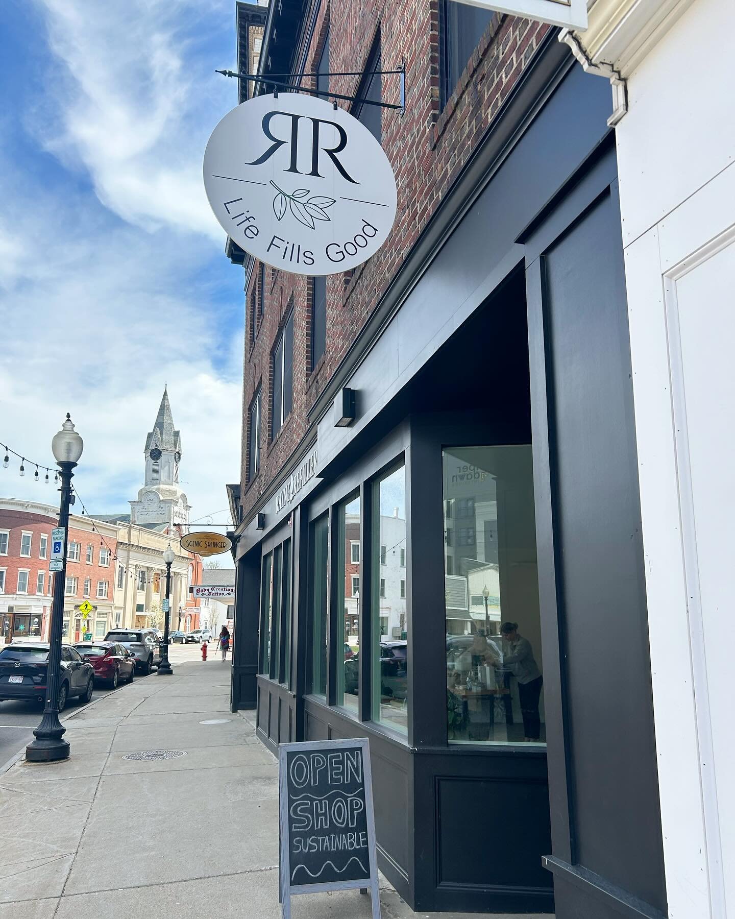 Bluebird day in downtown Rochester ☀️

#rochesternh #newhampshire #nowleasing #thehowardrochester